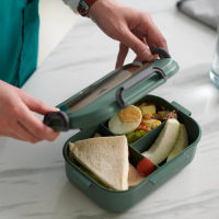 Rianne (43): "¿Es raro que prepare las loncheras para mi hija (14)? ¿Debería dejar de hacerlo?"