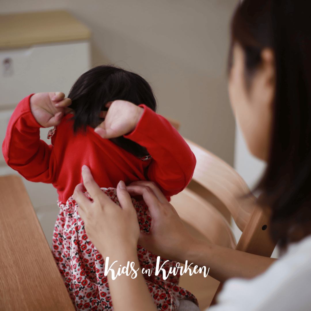 Tina: “Muy incómodo, mi hija (2) de repente comienza a quitarse la ropa dondequiera que va”