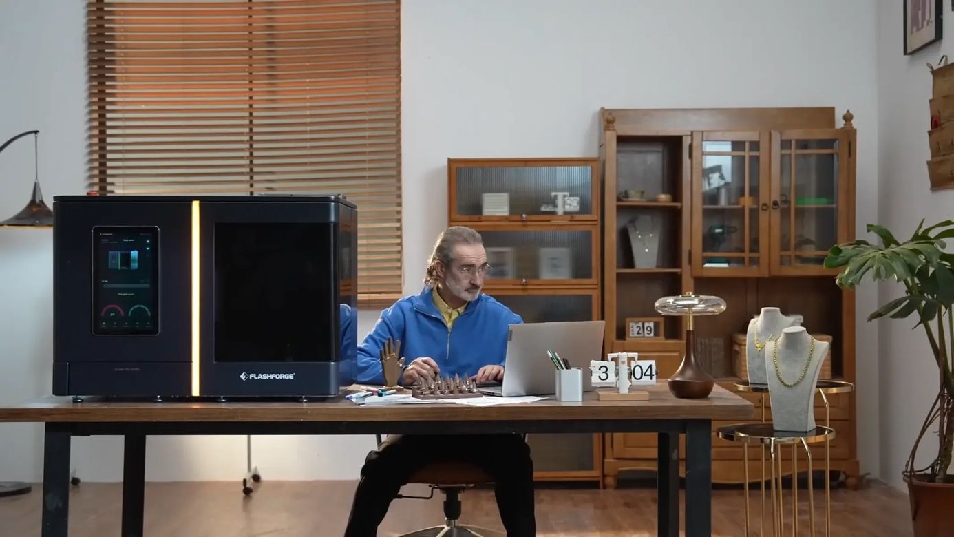Stolní vosková 3D tiskárna Flashforge WJ51C ve šperkařském studiu