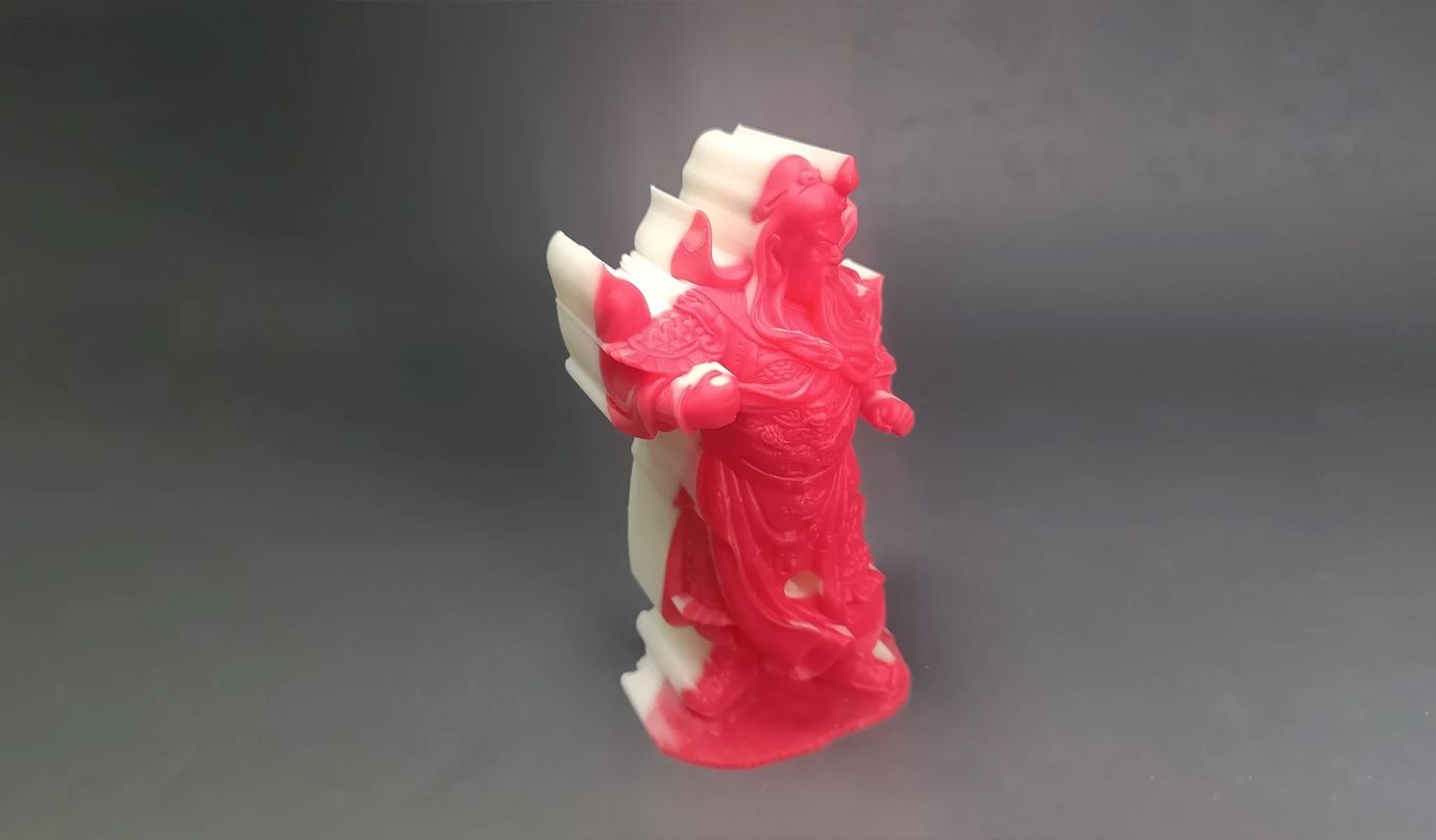 Detailní voskový 3D model sochy s bílým podpůrným materiálem