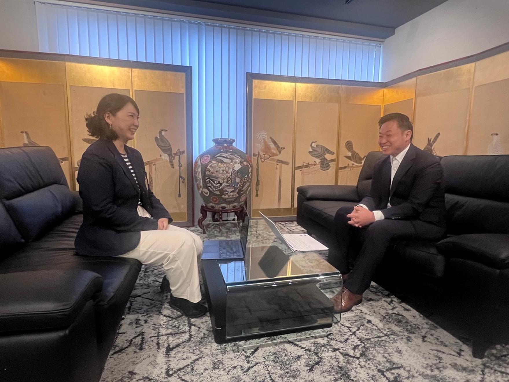 株式会社NO NAME 代表取締役 安間信裕氏と松尾真希のインタビュー風景