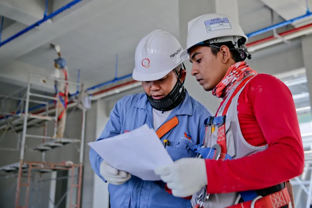 Decorative hero showing workers on a construction site