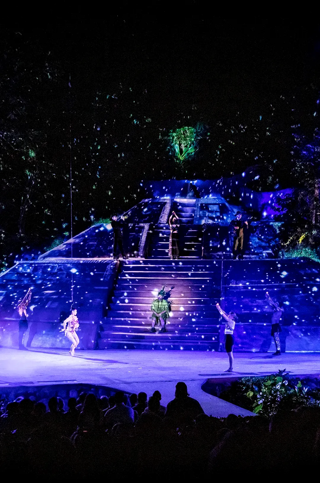 Escenario de ALMA, Ritmos de la Noche – Premier con acróbatas y pirámide selvática iluminada en Vallarta