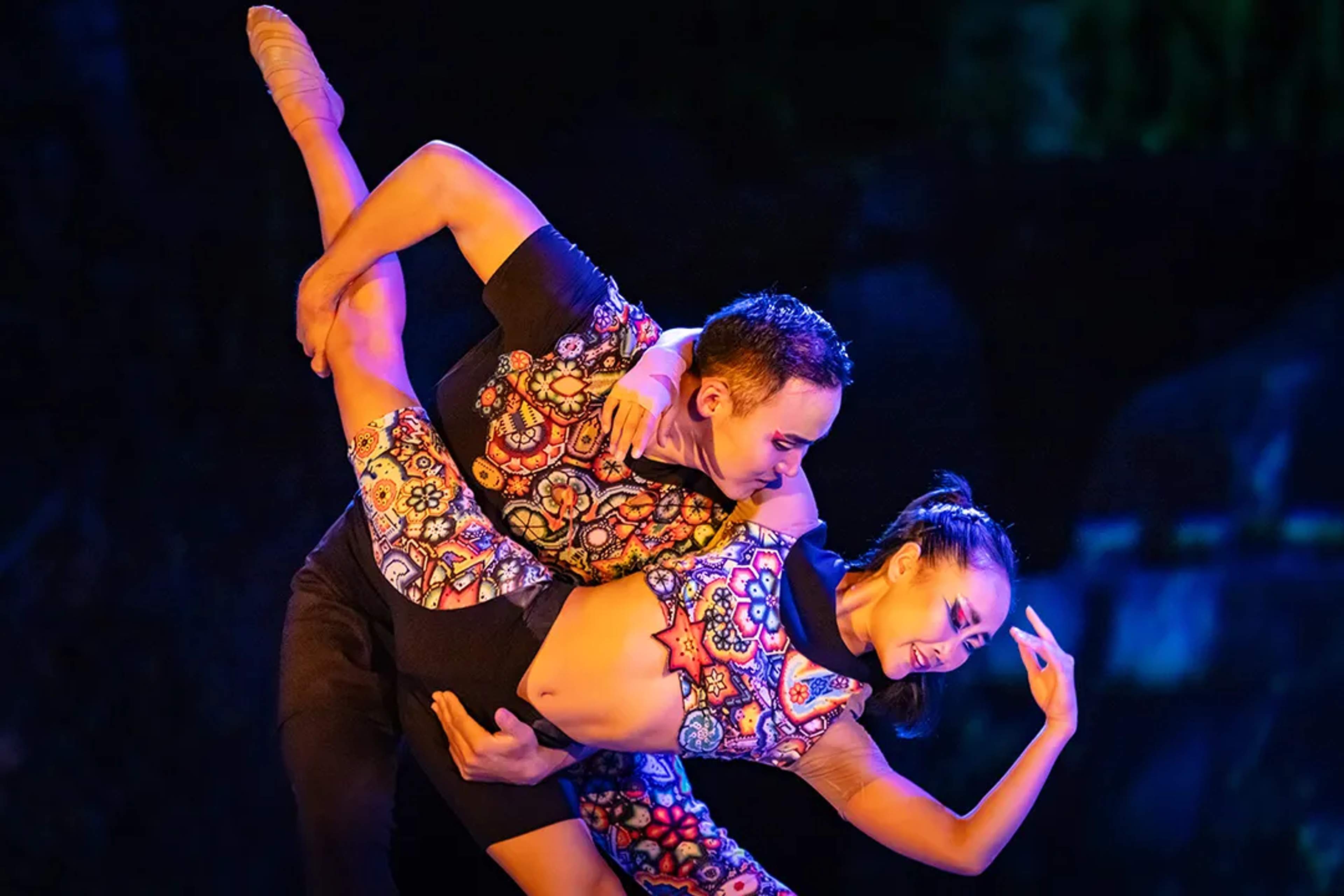 Bailarines contemporáneos en ALMA, Ritmos de la Noche, expresando ritual, emoción y movimiento escénico