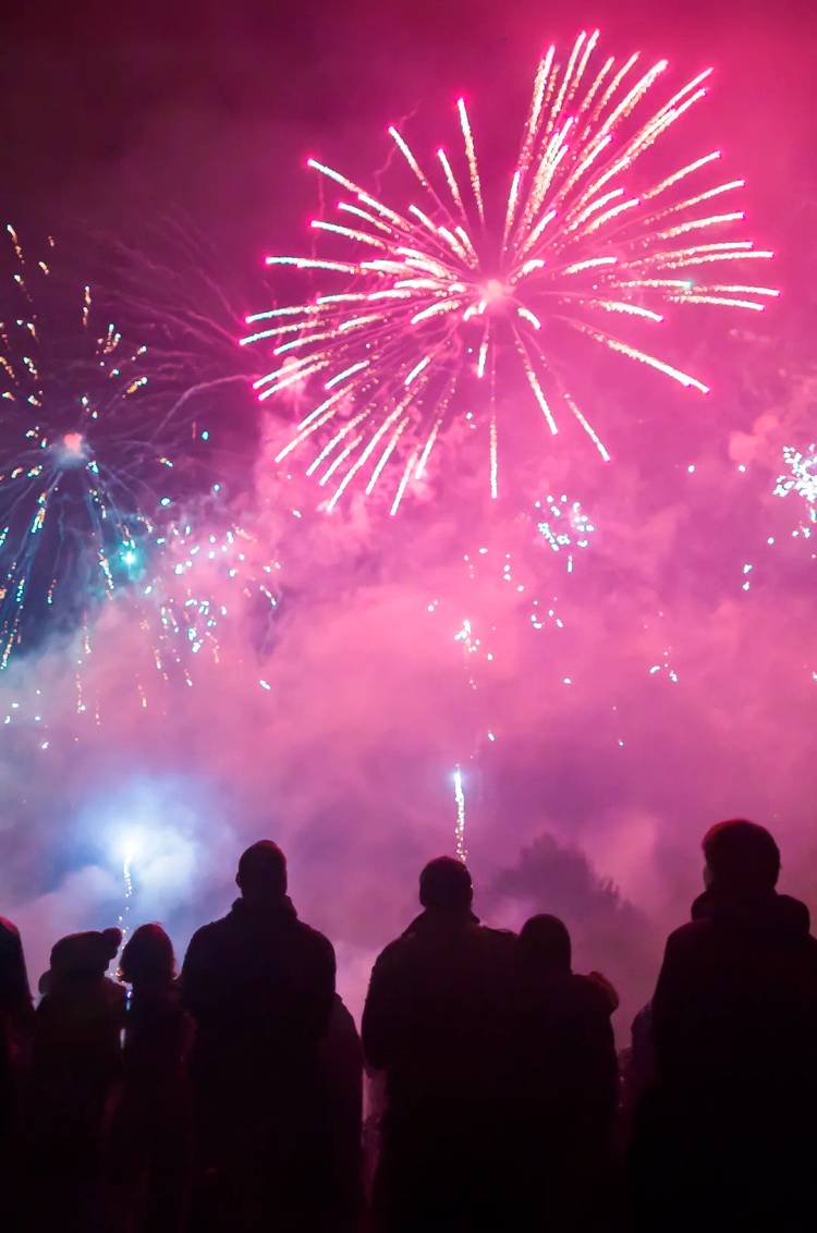 Viajeros admirando los fuegos artificiales de Puerto Vallarta a la media noche en Año Nuevo.