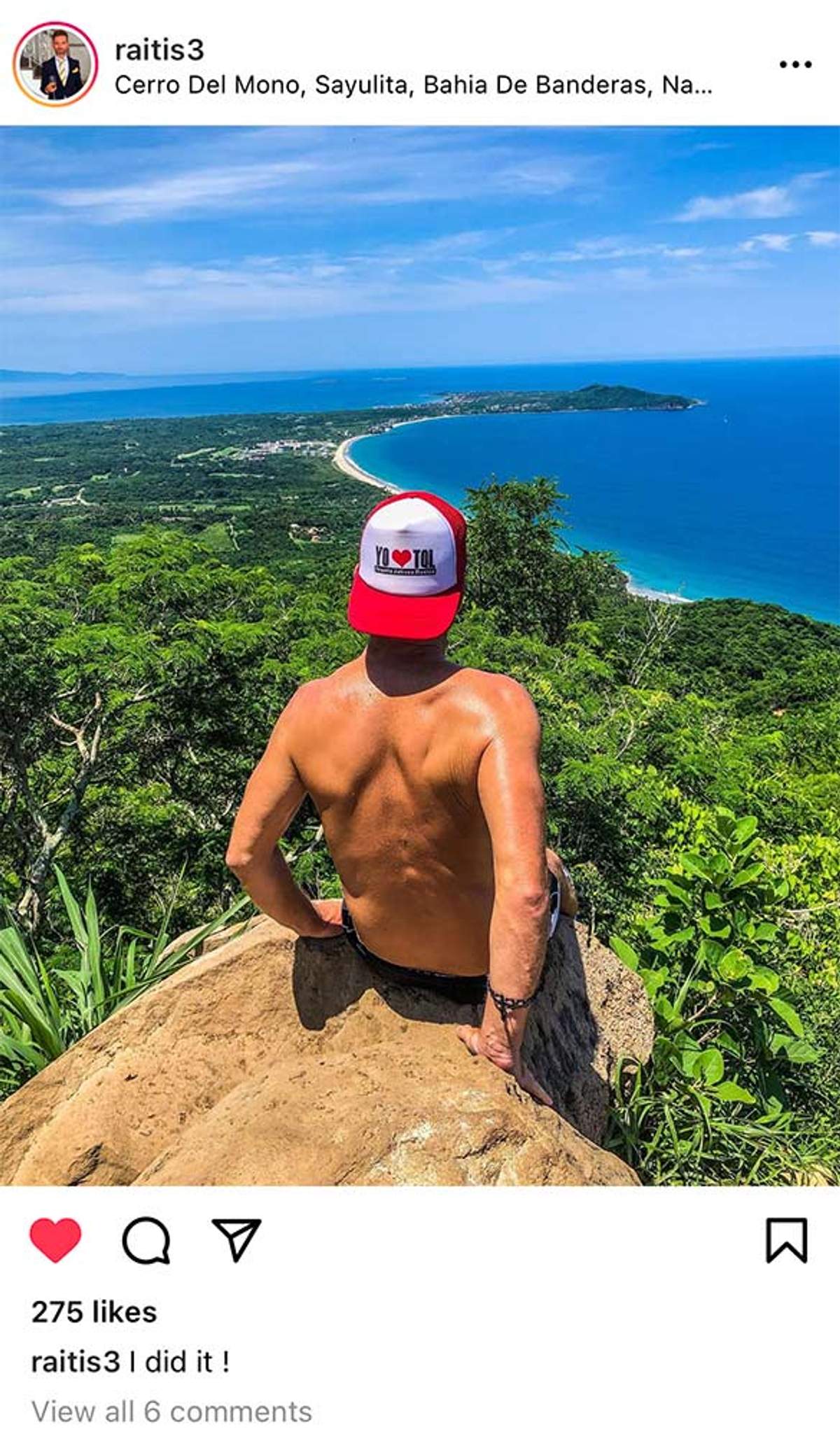 Hombre sentado en una roca en Cerro Del Mono, Sayulita, con vista a la costa y el océano, llevando un sombrero rojo y blanco.
