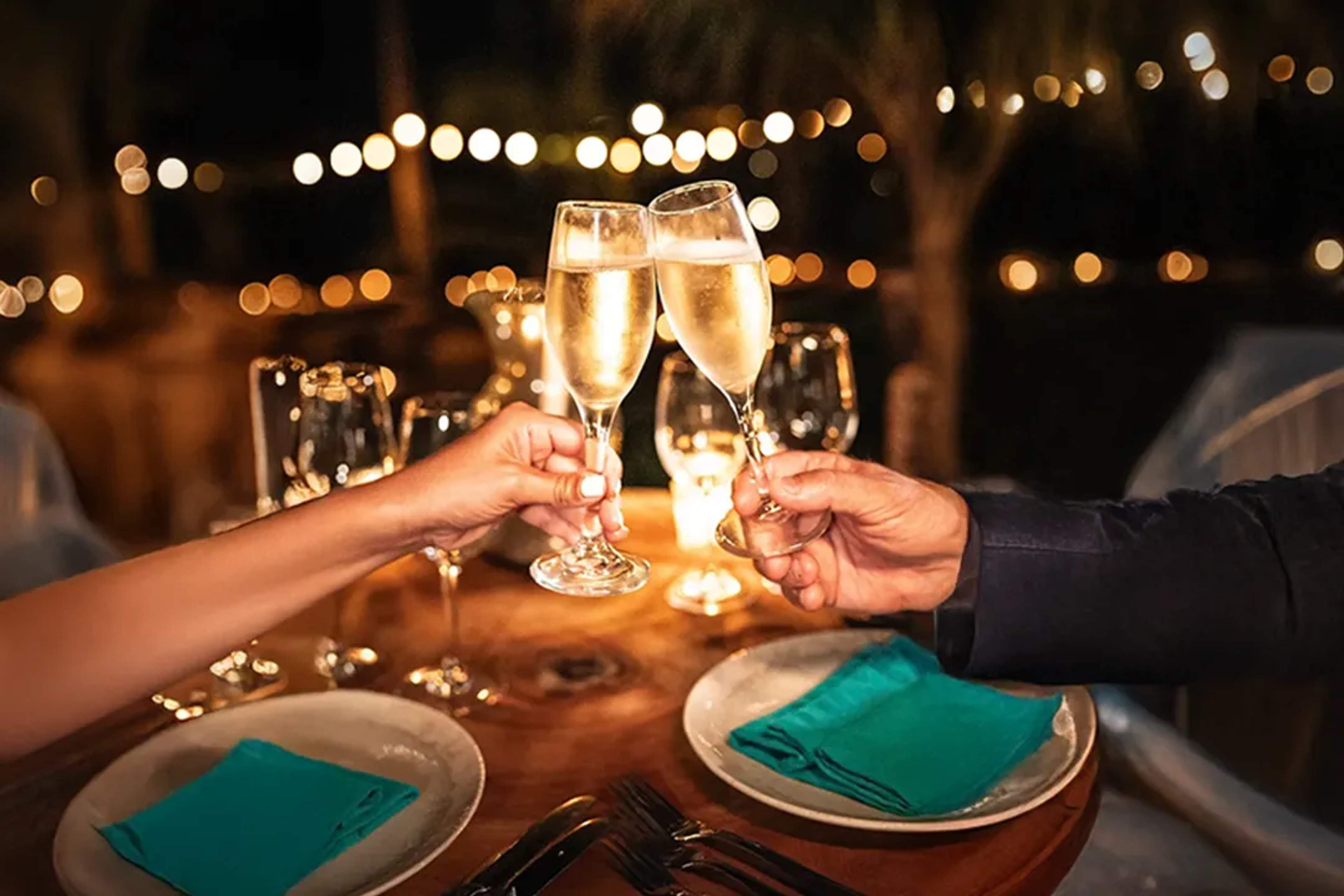 Brindis romántico en la cena de Ritmos de la Noche ALMA de Vallarta Adventures junto al mar