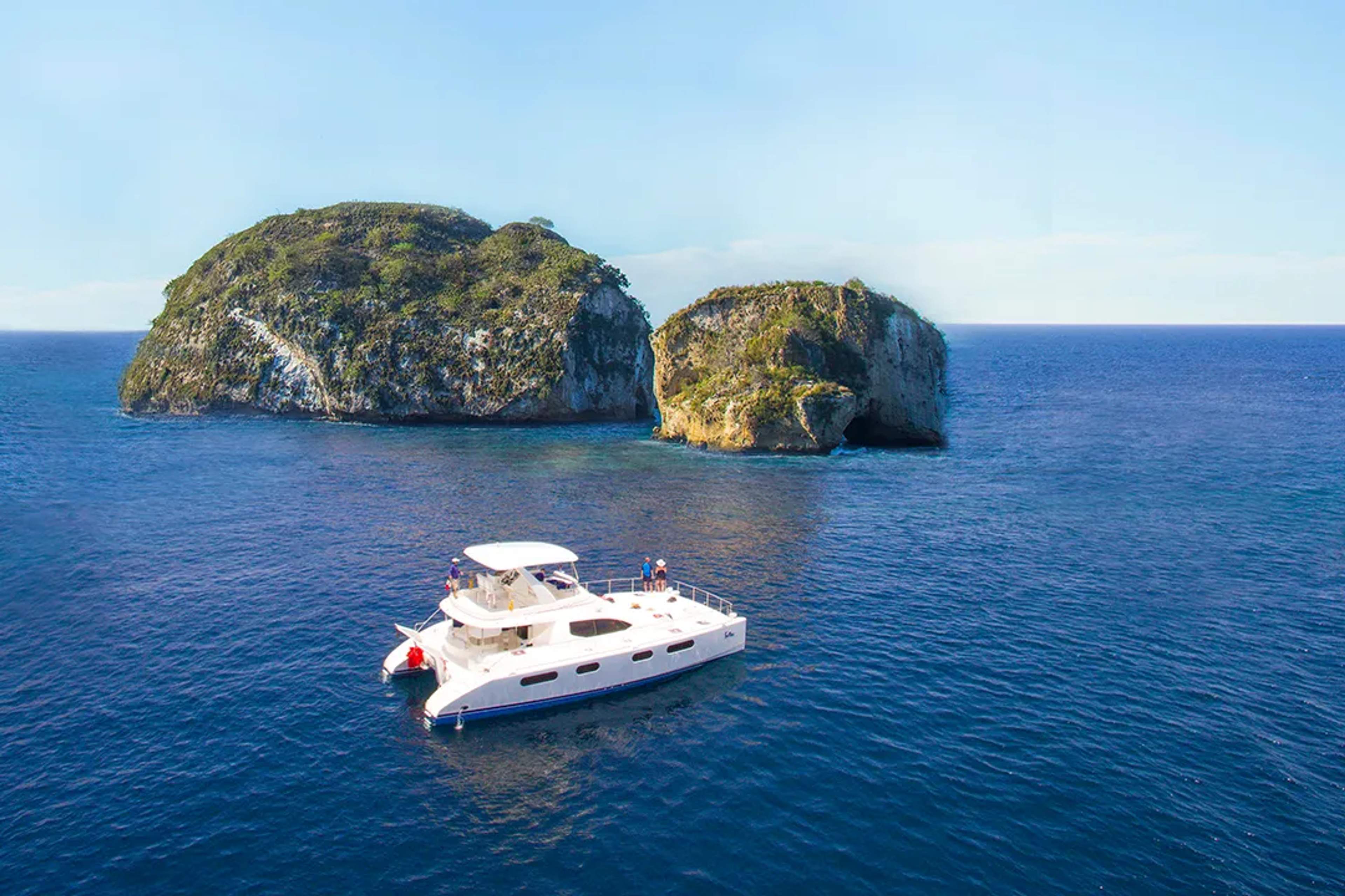 Tour de snorkel de lujo en Puerto Vallarta en catamarán privado cerca de Los Arcos Marino
