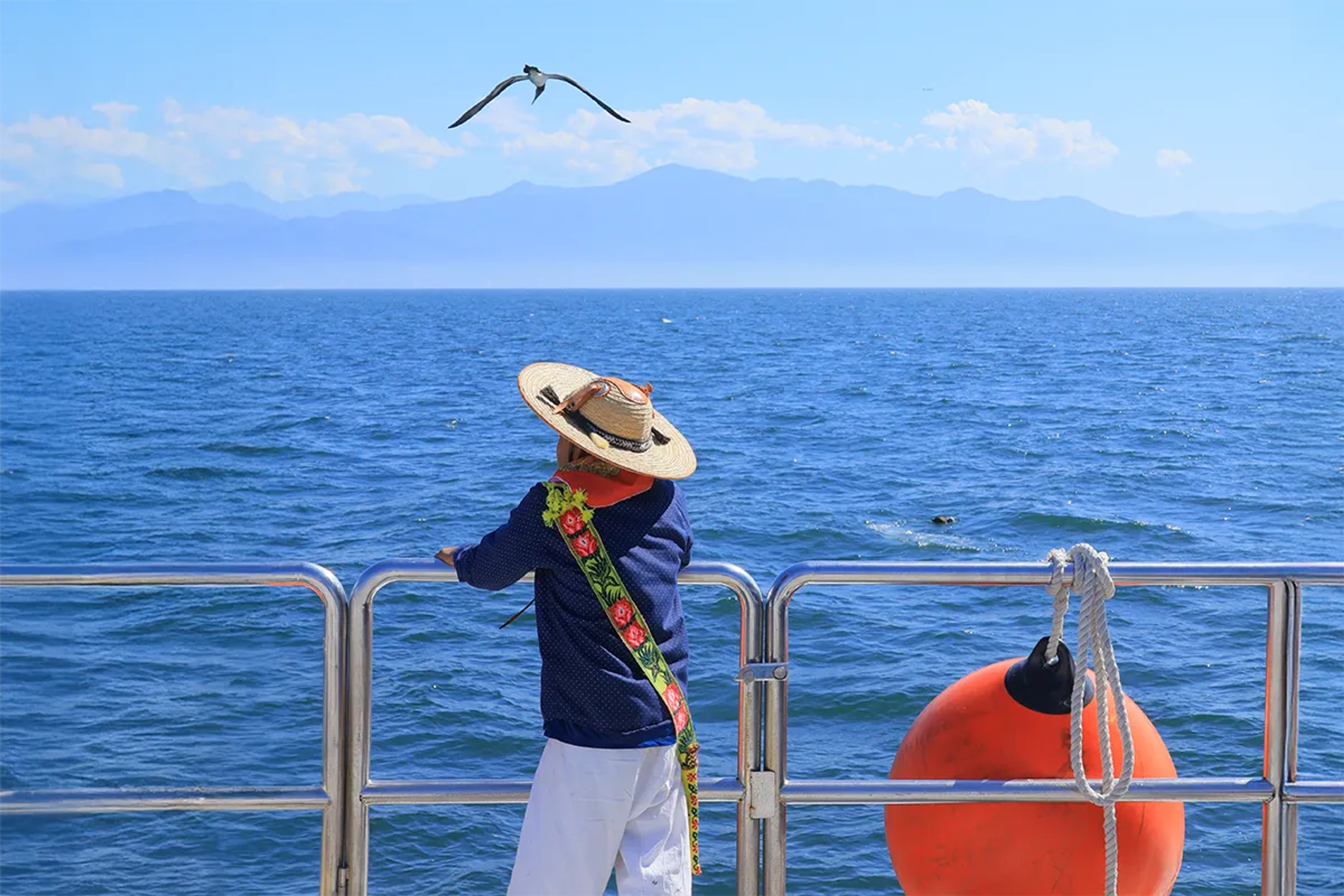Niño indígena Huichol durante un tour de Avistamiento de Ballenas por Vallarta Adventures.