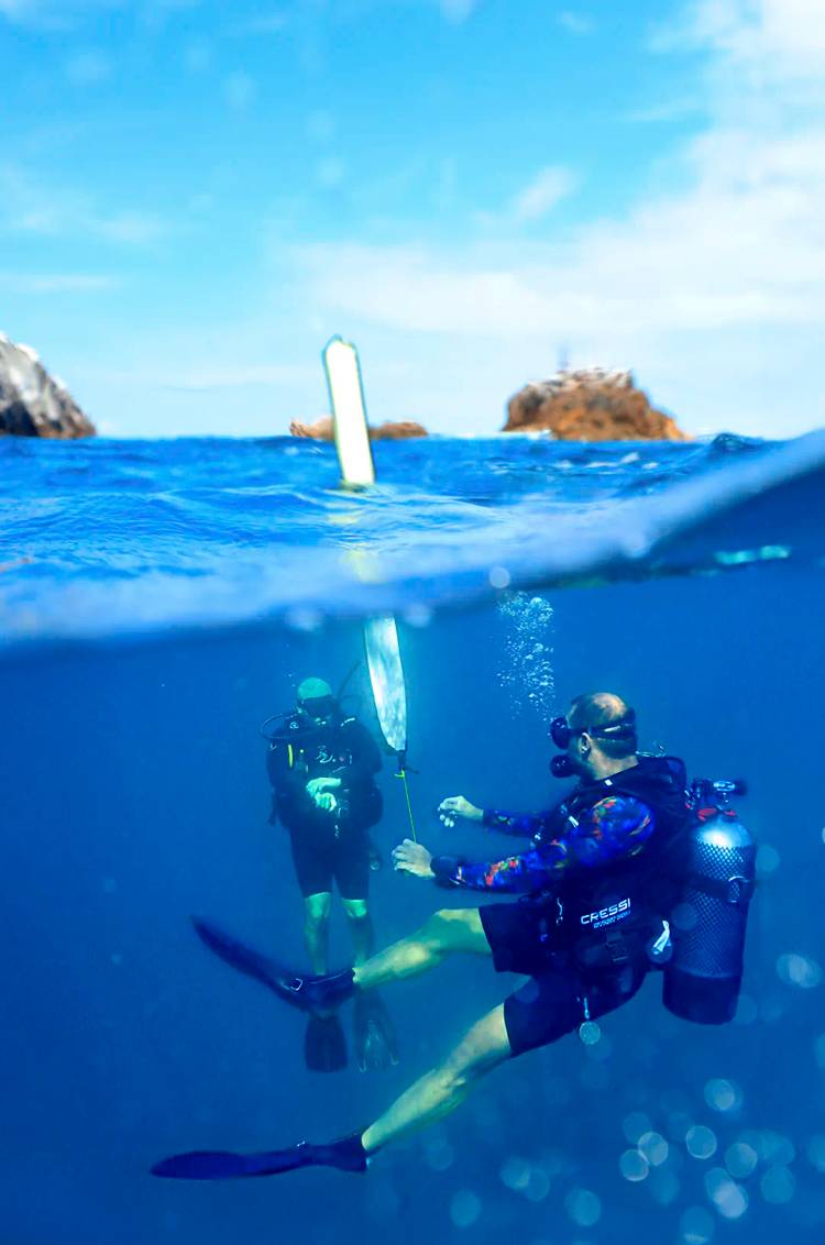 PADI Master teaching a PADI Advanced Open Water certification.