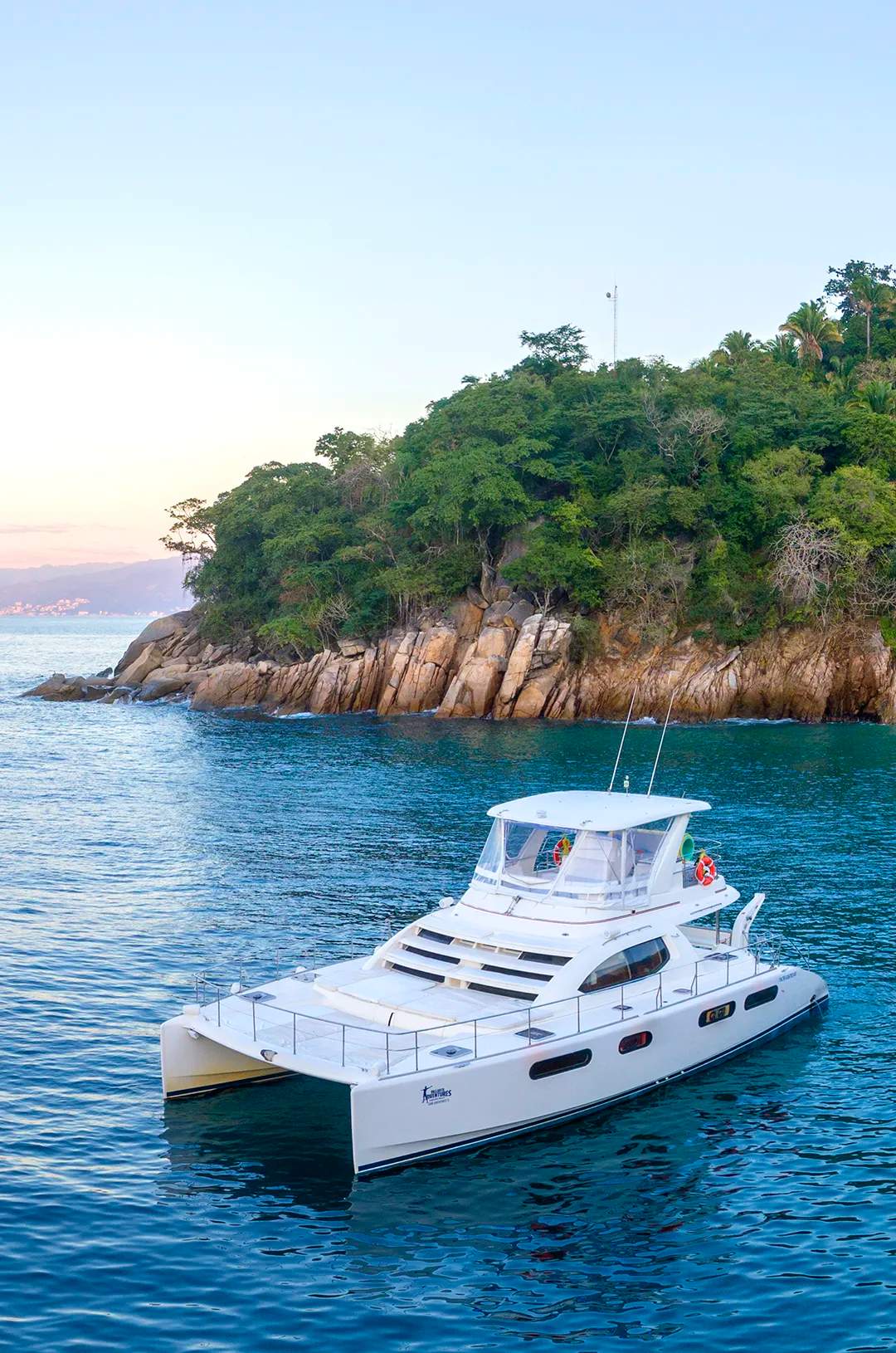Renta de catamarán en Puerto Vallarta, Leopard para hasta 30 pasajeros.