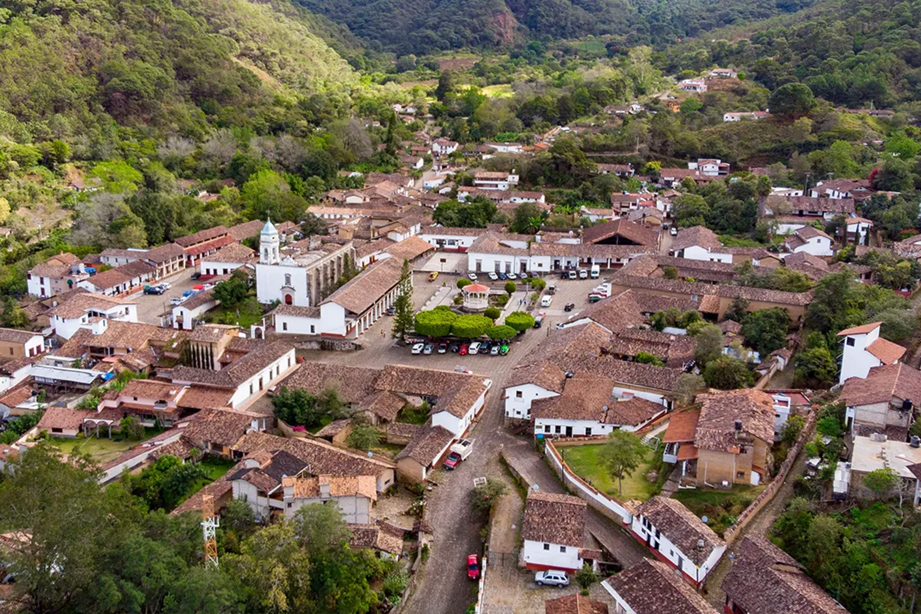 Vista aérea de San Sebastián del Oeste, Jalisco — pueblo colonial histórico cerca de Puerto Vallarta en la Sierra Madre.