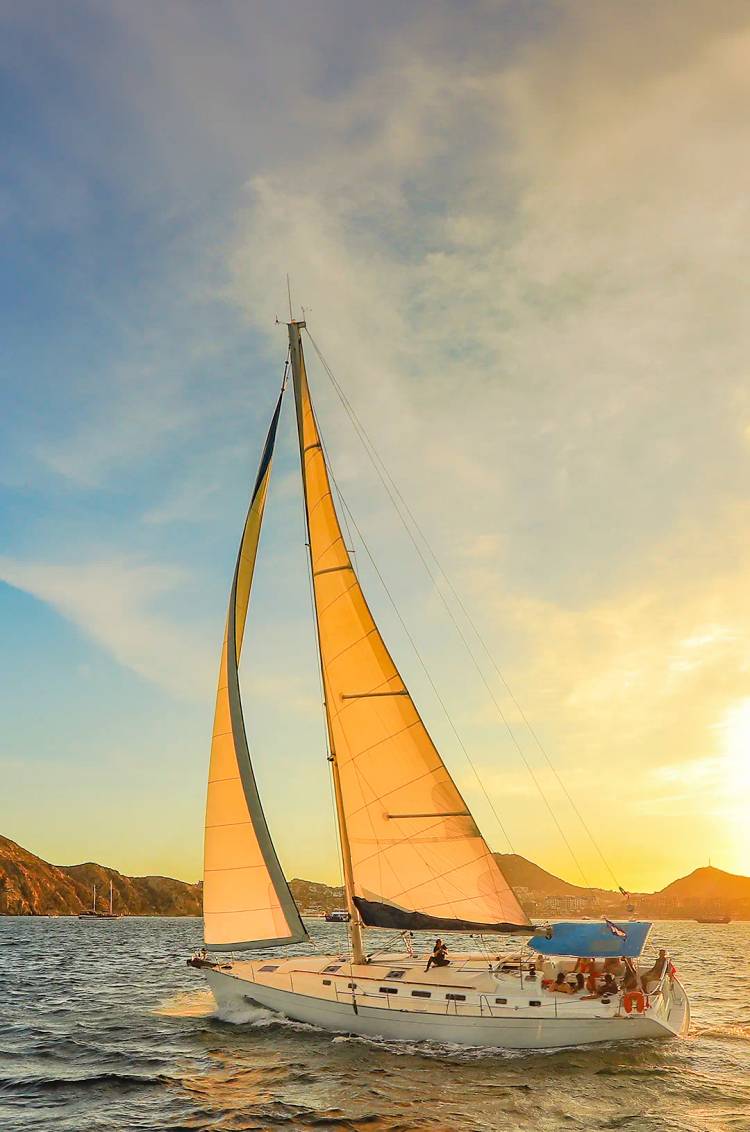 Velero navegando al atardecer en Puerto Vallarta.