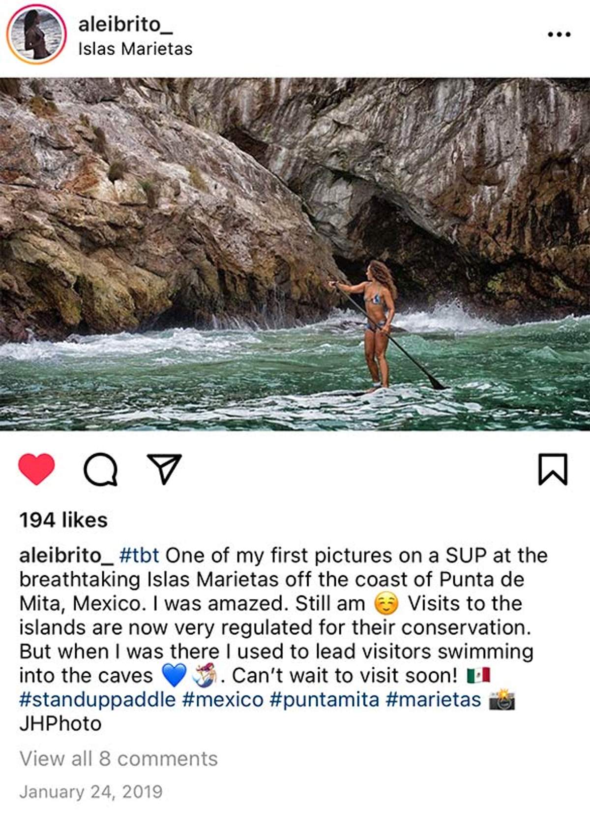 Mujer practicando paddleboard cerca de acantilados rocosos en Islas Marietas, Punta de Mita, México.