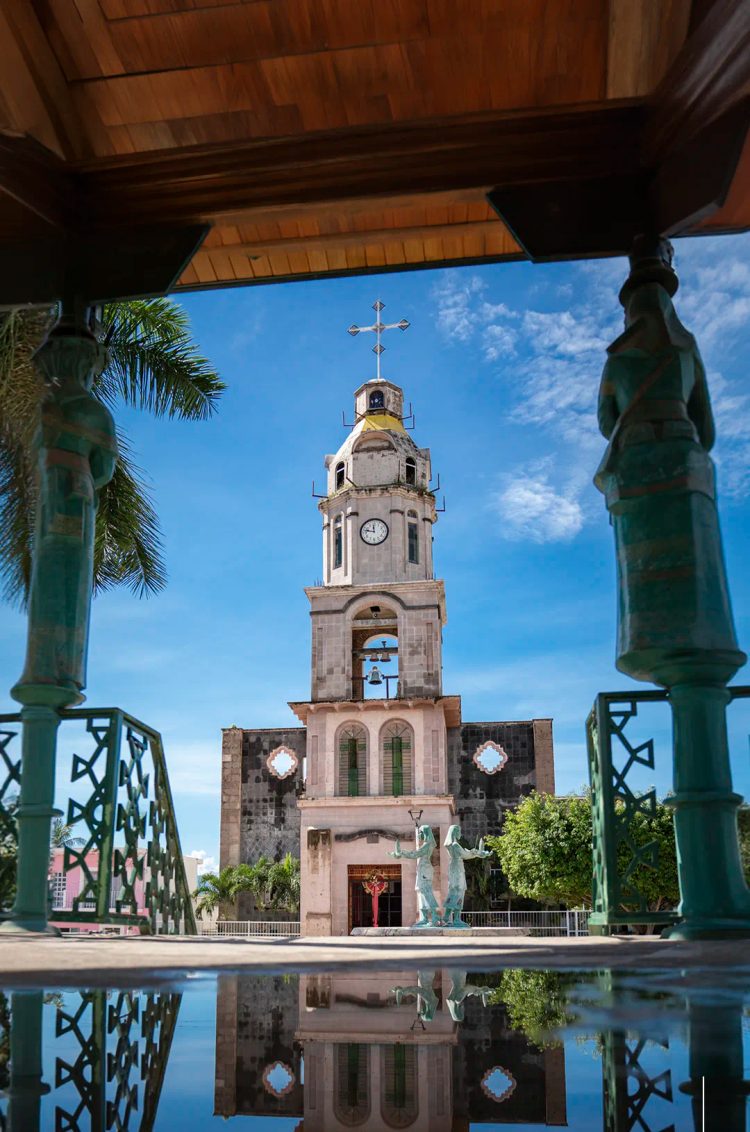 Encantadora y colorida iglesia de Valle de Banderas, cerca de Puerto Vallarta.
