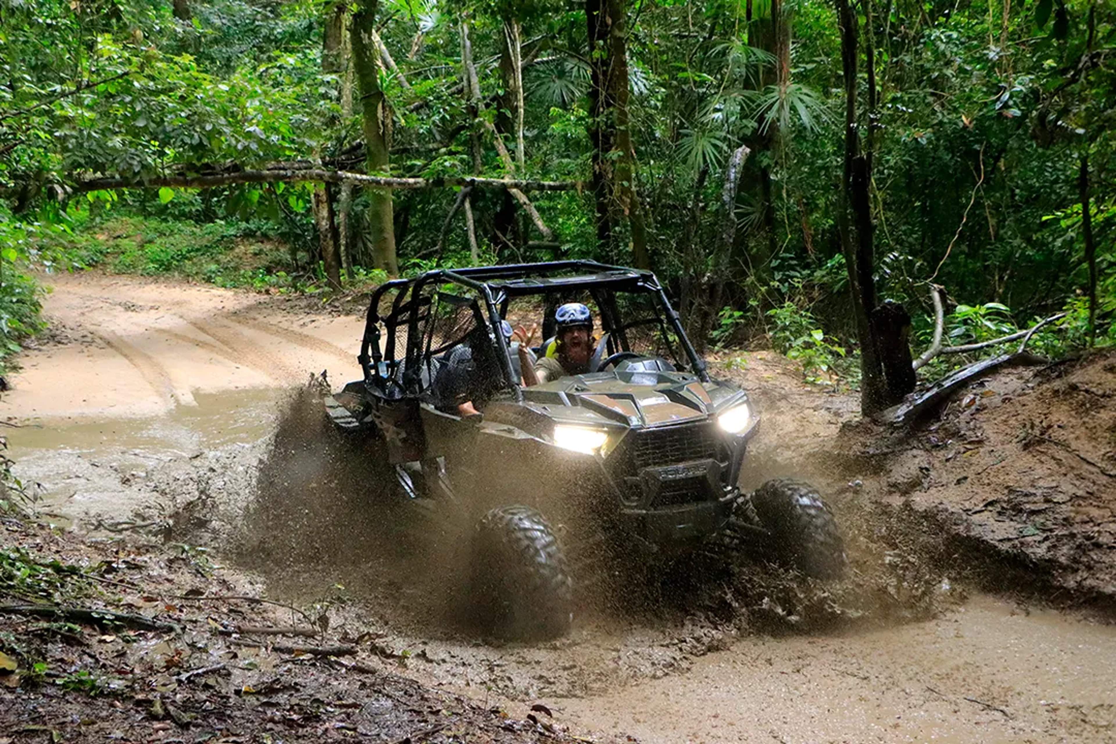 Aventura en ATV todoterreno en la selva de Puerto Vallarta — recorrido emocionante por lodo y selva tropical.