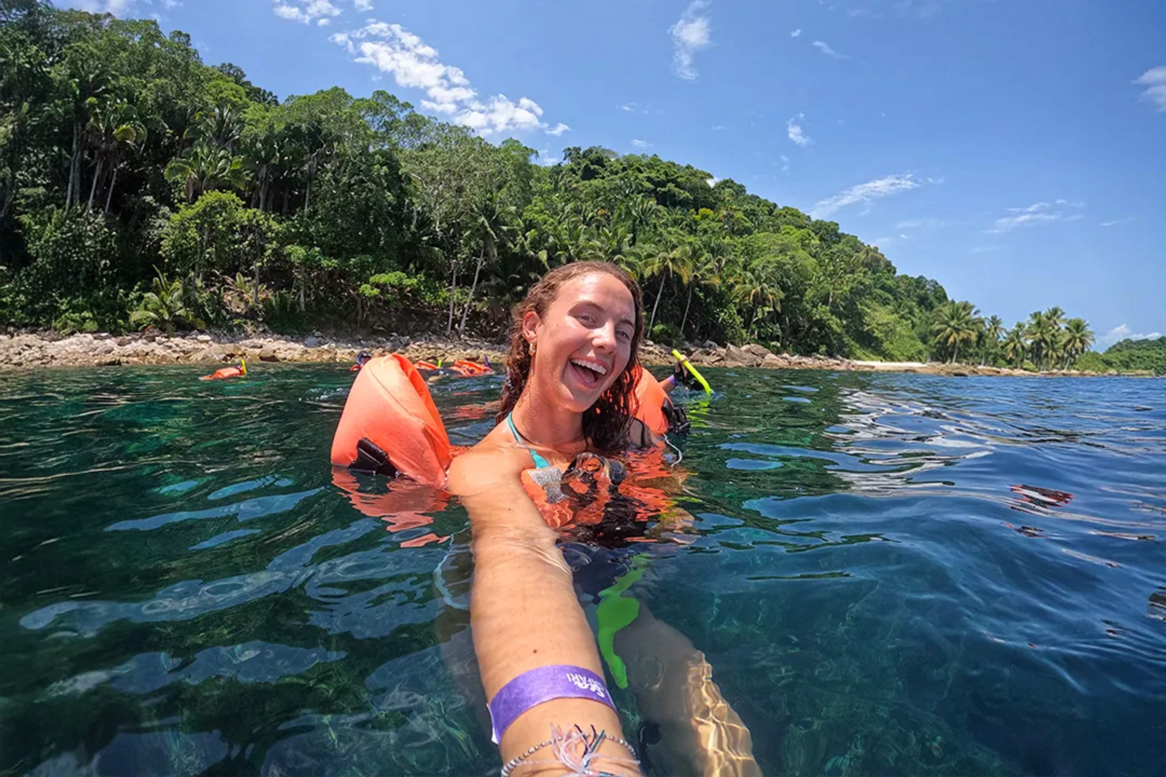 Viajera haciendo snorkel en aguas claras Puerto Vallarta, costa selvática y tour guiado de vida marina.