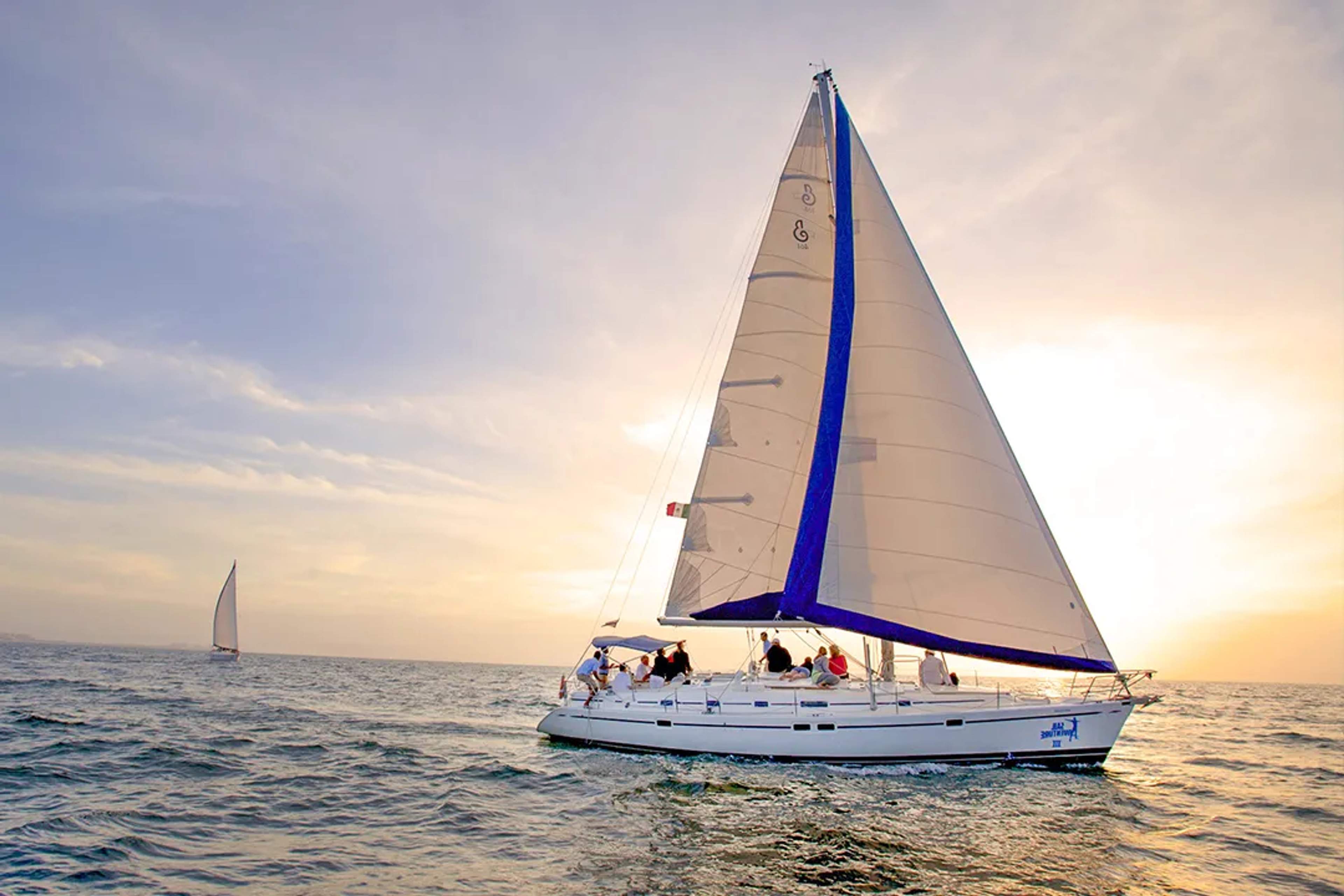 Tour de vela de lujo al atardecer en Puerto Vallarta, México — relájate en un velero con vistas al mar y cielos dorados.
