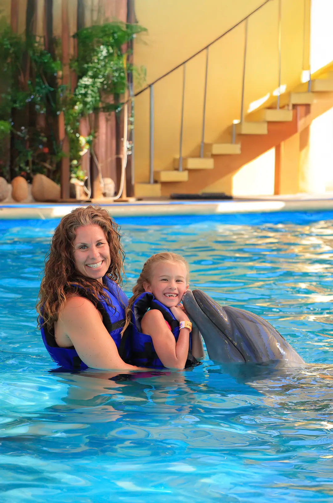 Mamá e hija en un encuentro con delfines ideal para familias en Puerto Vallarta.
