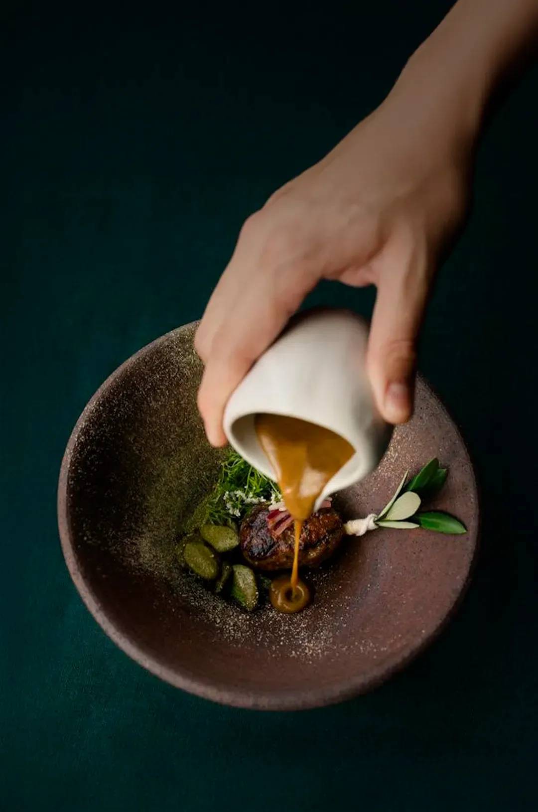 Platillo gourmet en ALMA, Ritmos de la Noche – Premier, representando el fine dining de Puerto Vallarta