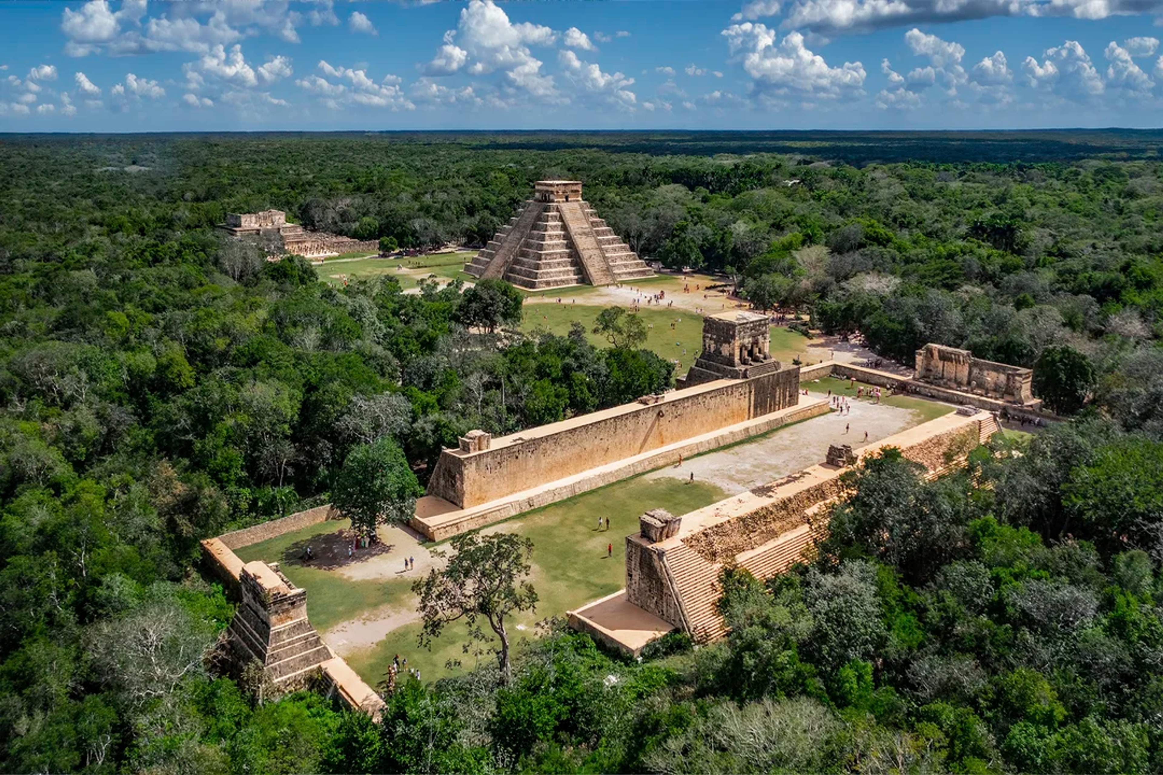 Aerial view of Chichén Itzá, showcasing the Temple of Kukulcán and the Great Ball Court.
