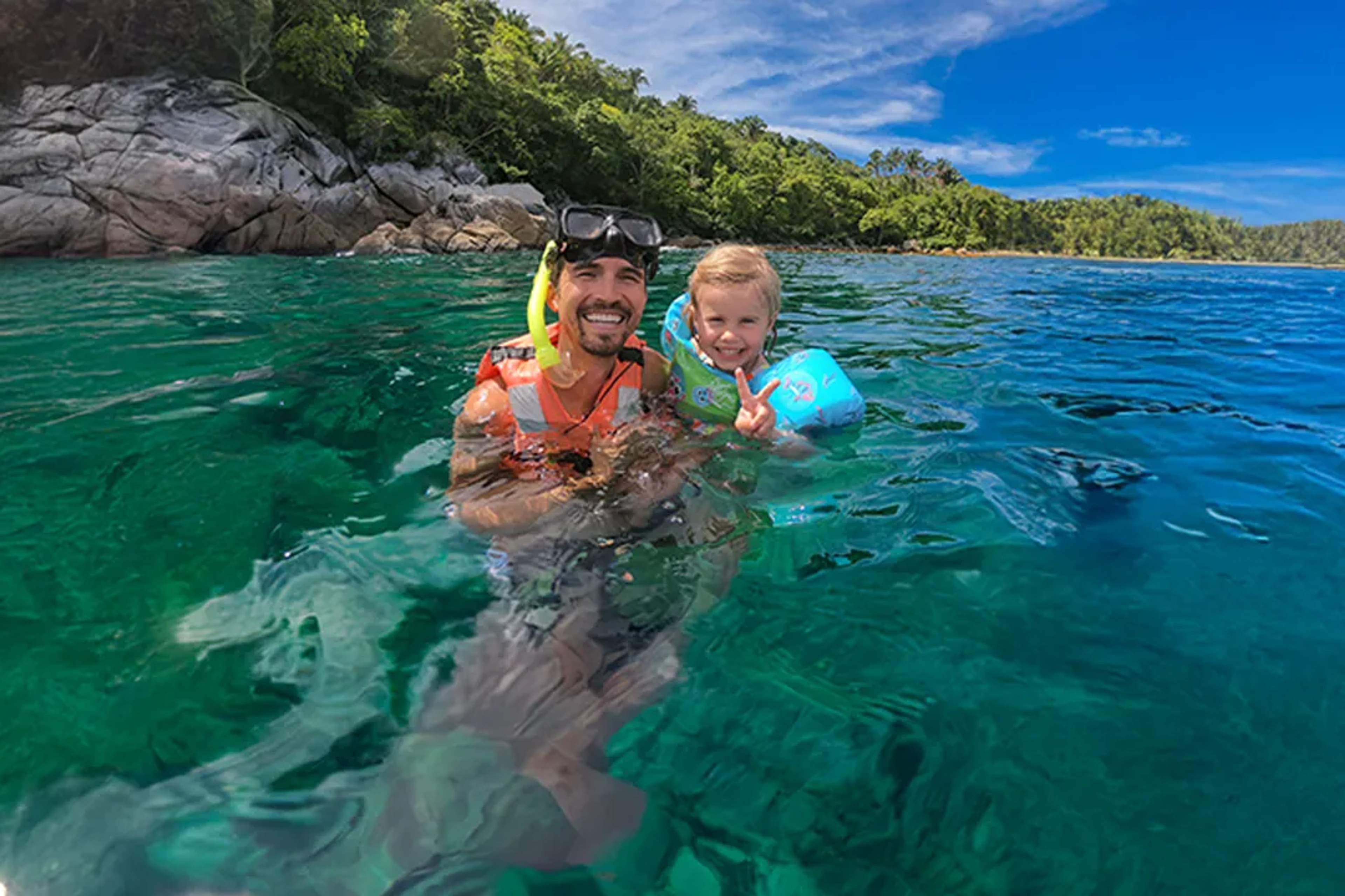 Padre e hijo practican snorkel en aguas turquesa cerca de Puerto Vallarta en una experiencia familiar segura