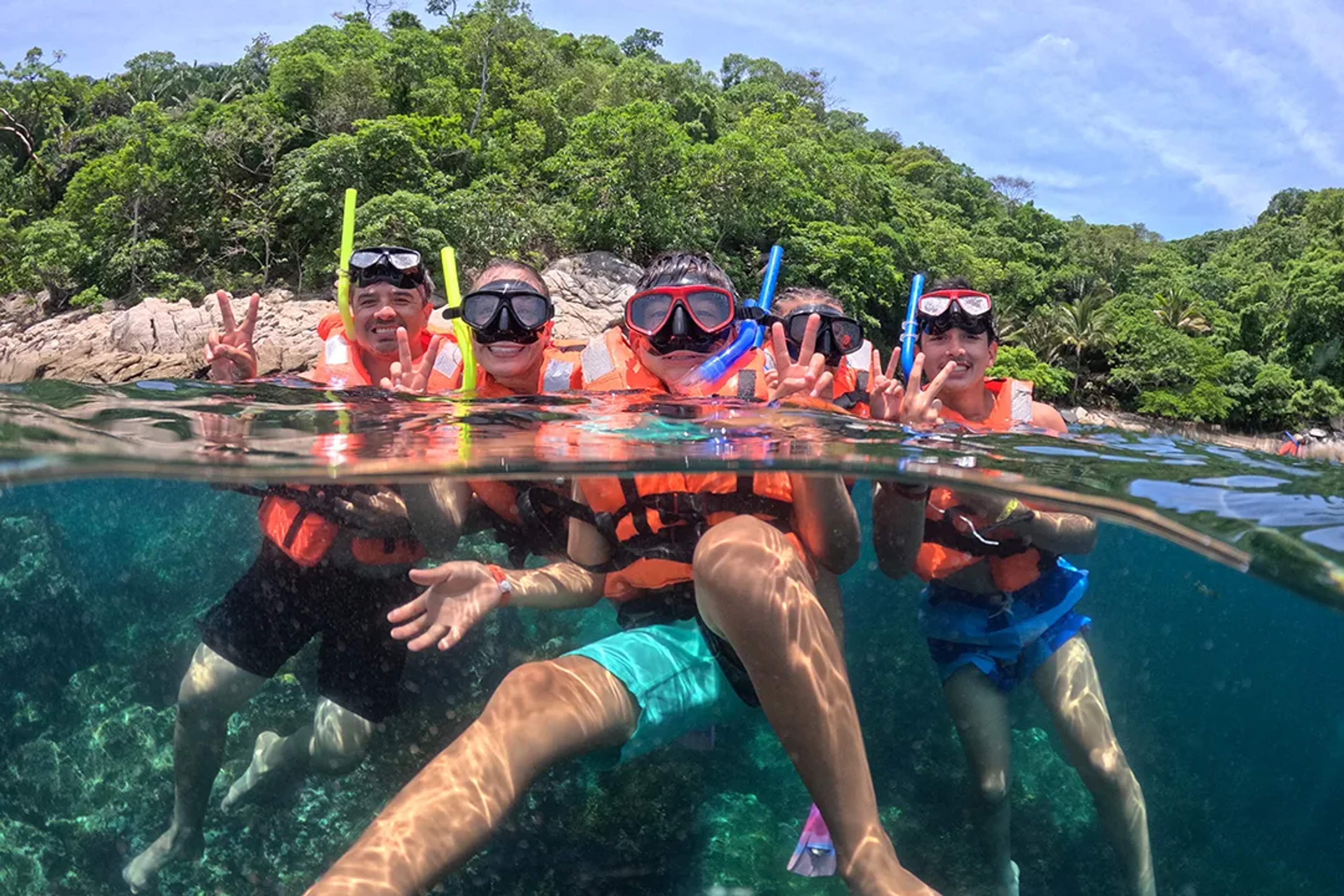 Tour de snorkel en Puerto Vallarta con grupo disfrutando agua cristalina, vida marina y selva costera