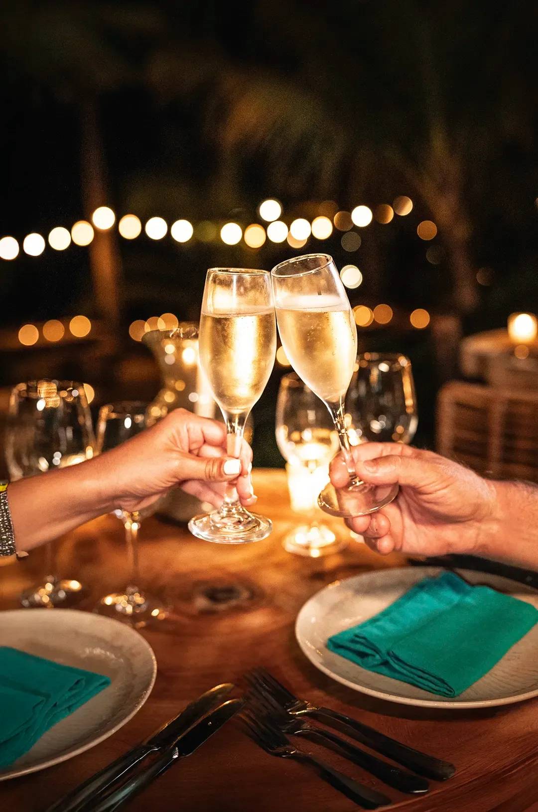 Brindis con champagne en ALMA, Ritmos de la Noche – Premier, la mejor experiencia fine dining en Vallarta