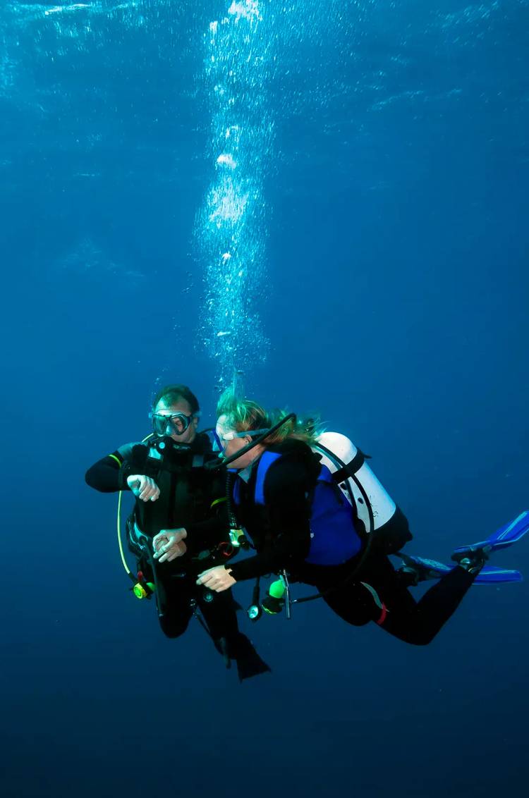 PADI divers practicing underwater skills during advanced scuba training in Puerto Vallarta