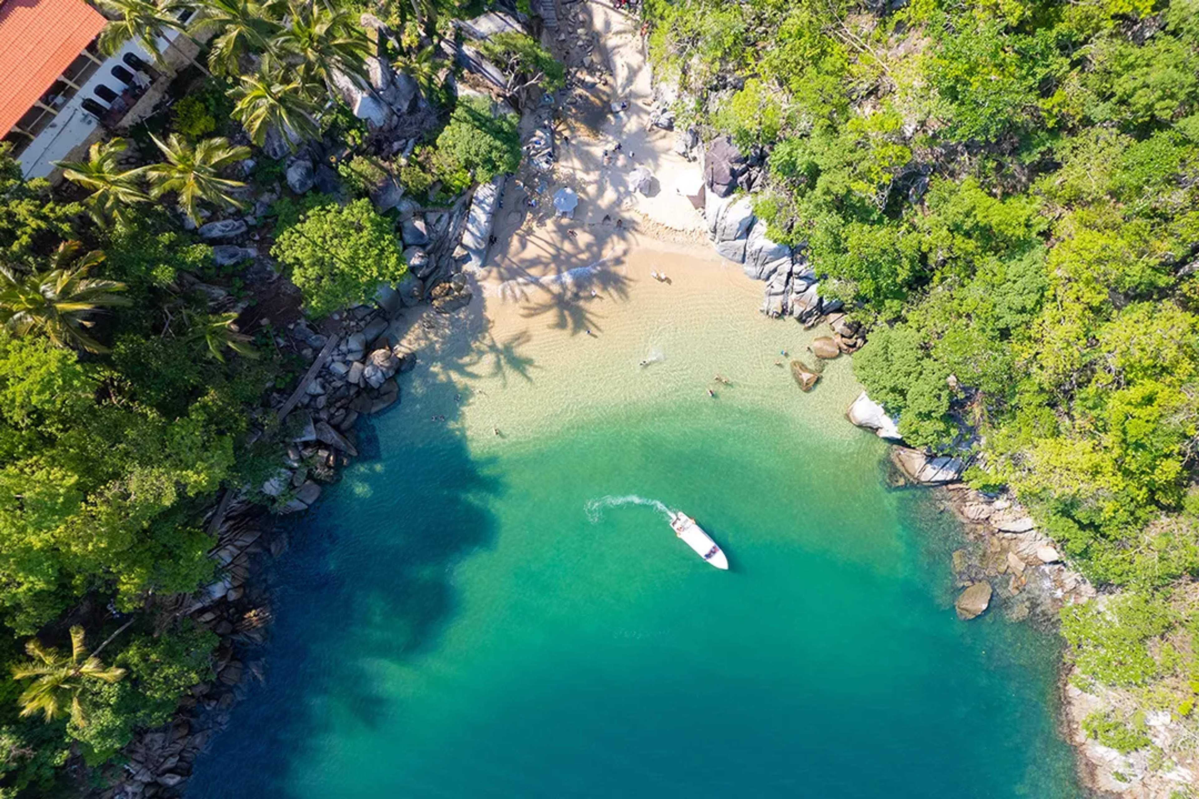 Vista aérea de Colomitos, una playa escondida cerca de Puerto Vallarta con aguas turquesa y selva tropical.