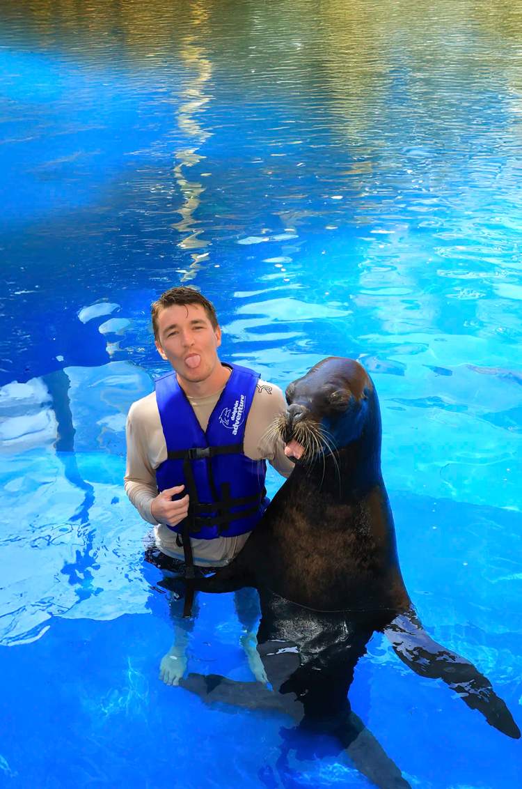 Hombre divirtiéndose en Puerto Vallarta en un Encuentro con Lobos Marinos.