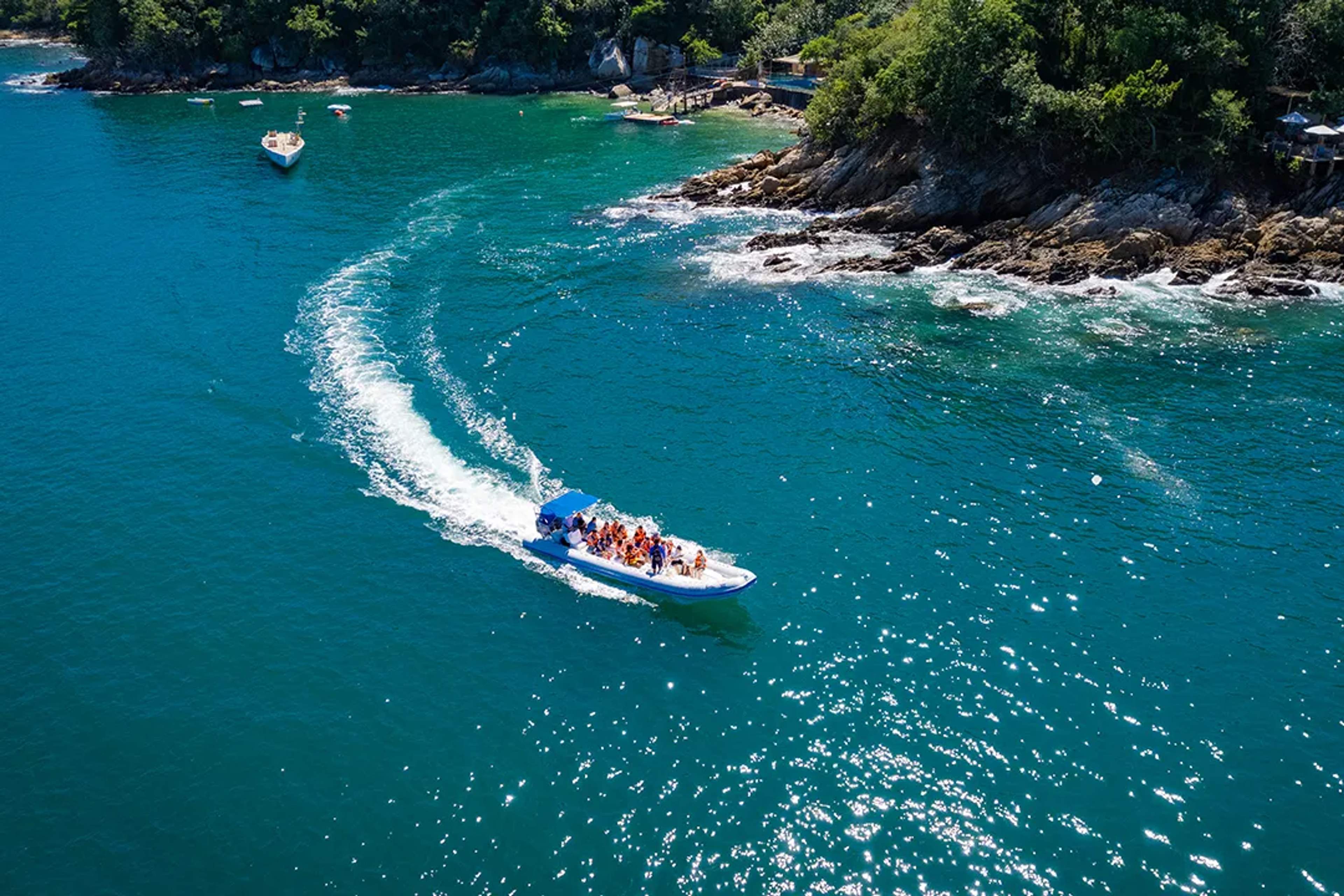 Aventura en lancha rápida por la costa turquesa de Puerto Vallarta rodeada de selva tropical.