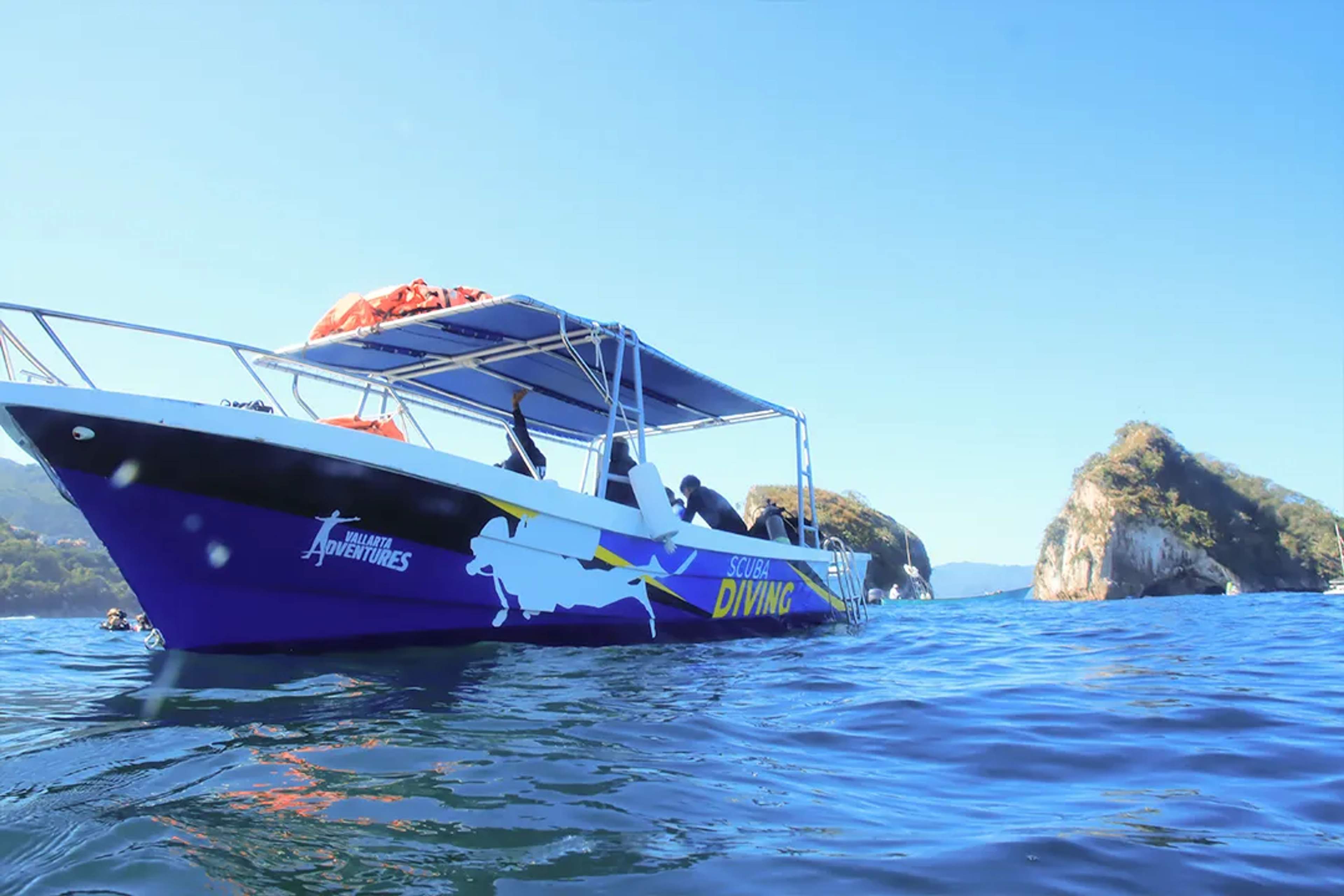 Lancha de buceo de Vallarta Adventures en el Parque Marino Los Arcos en Puerto Vallarta, México.