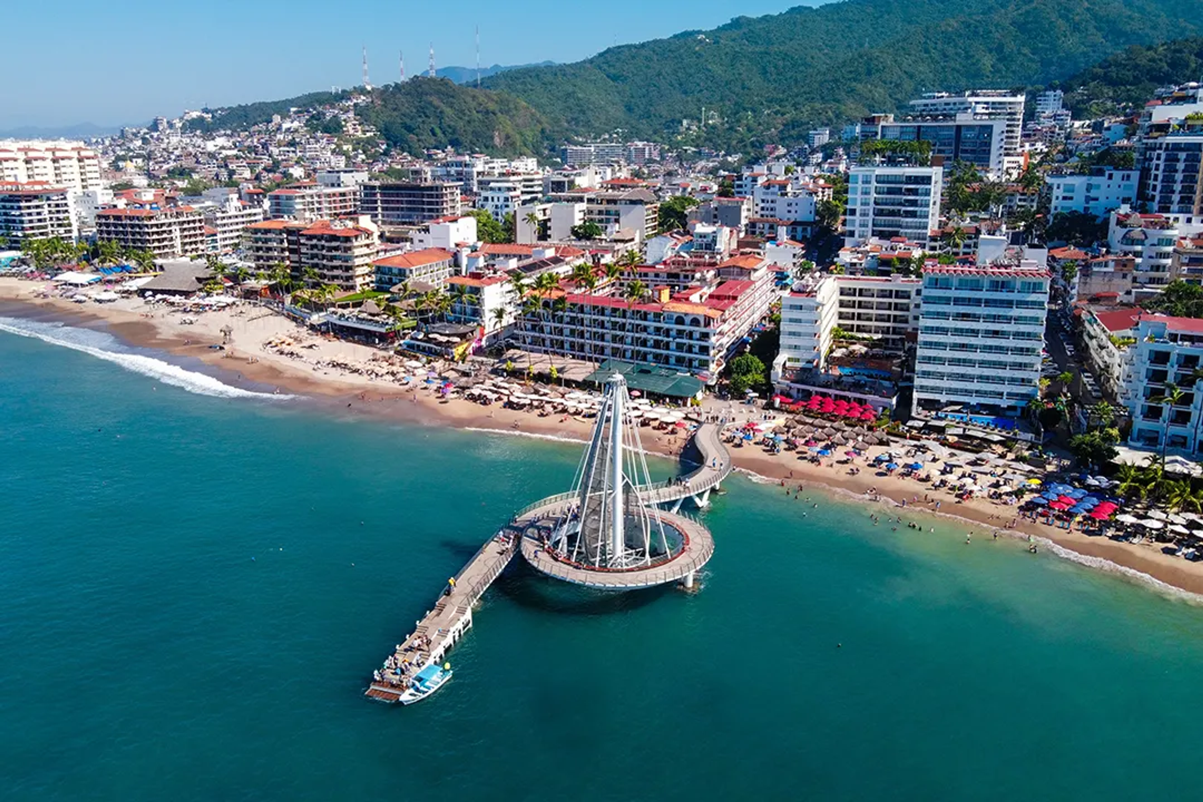 Vista aérea del muelle y playa de Los Muertos en Puerto Vallarta