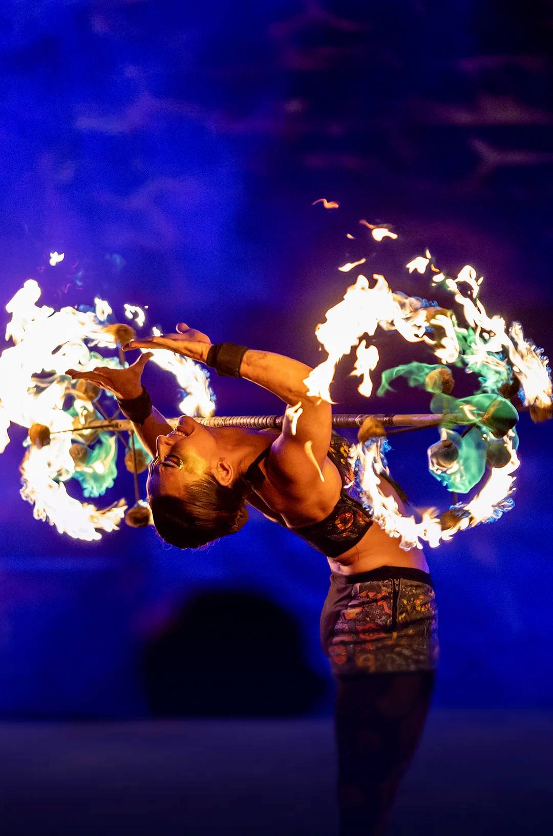 Danzante de fuego en Ritmos de la Noche.