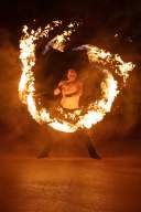 Un espectáculo de fuego ilumina la jungla durante Ritmos de la Noche, la actividad nocturna #1 en Puerto Vallarta.