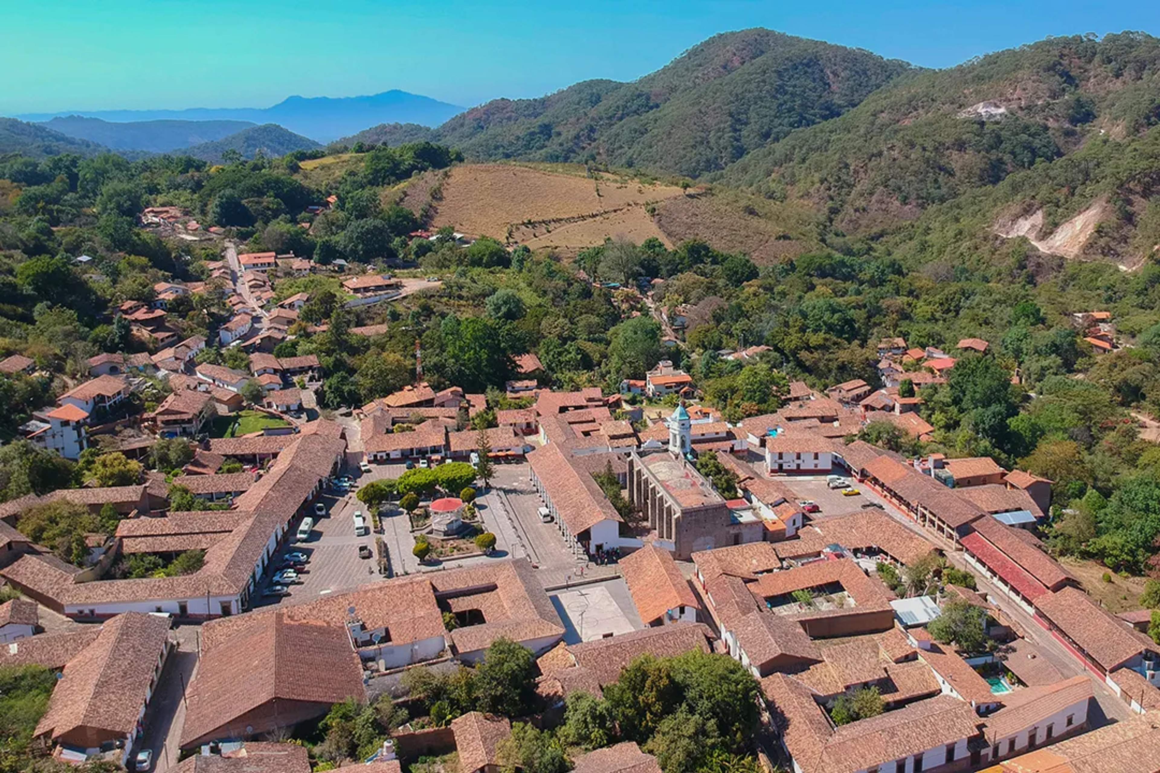 Vista aérea de San Sebastián del Oeste cerca de Puerto Vallarta en tour cultural e histórico de pueblo de montaña