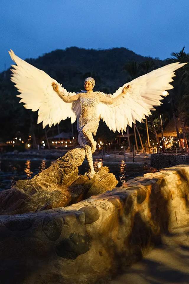Artista alado en Ritmos de la Noche Premier, Año Nuevo con Vallarta Adventures