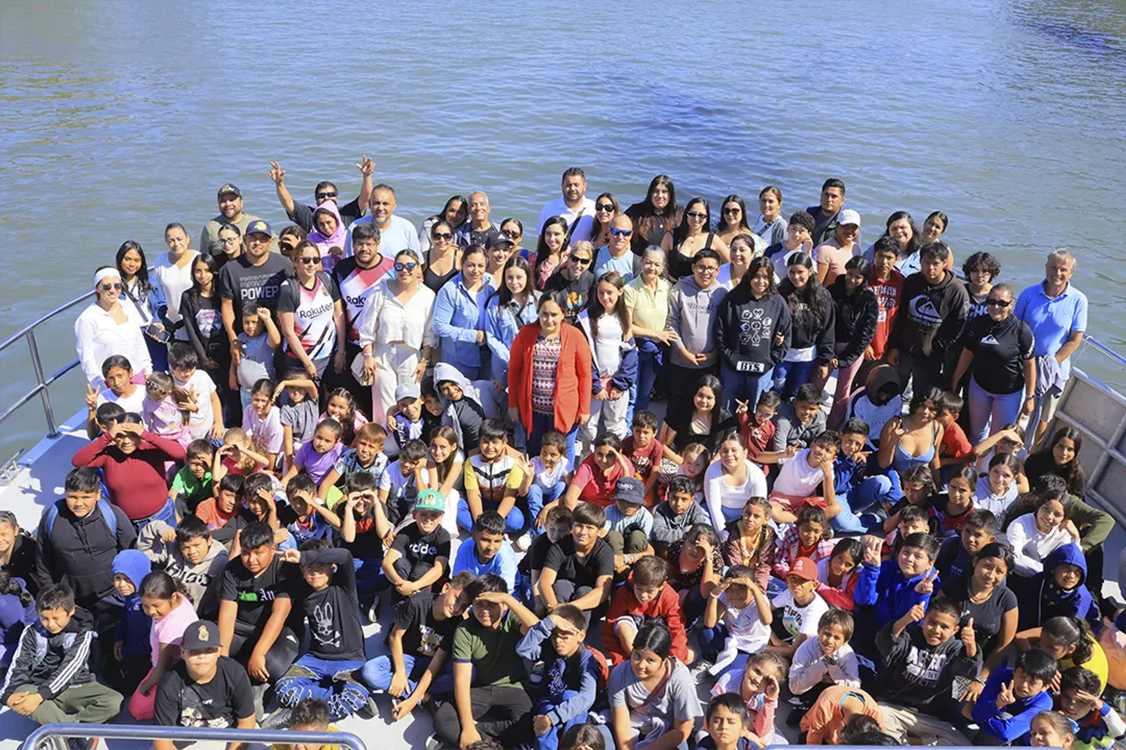 Grupo de niños en el mar en catamaran de Vallarta Adventures