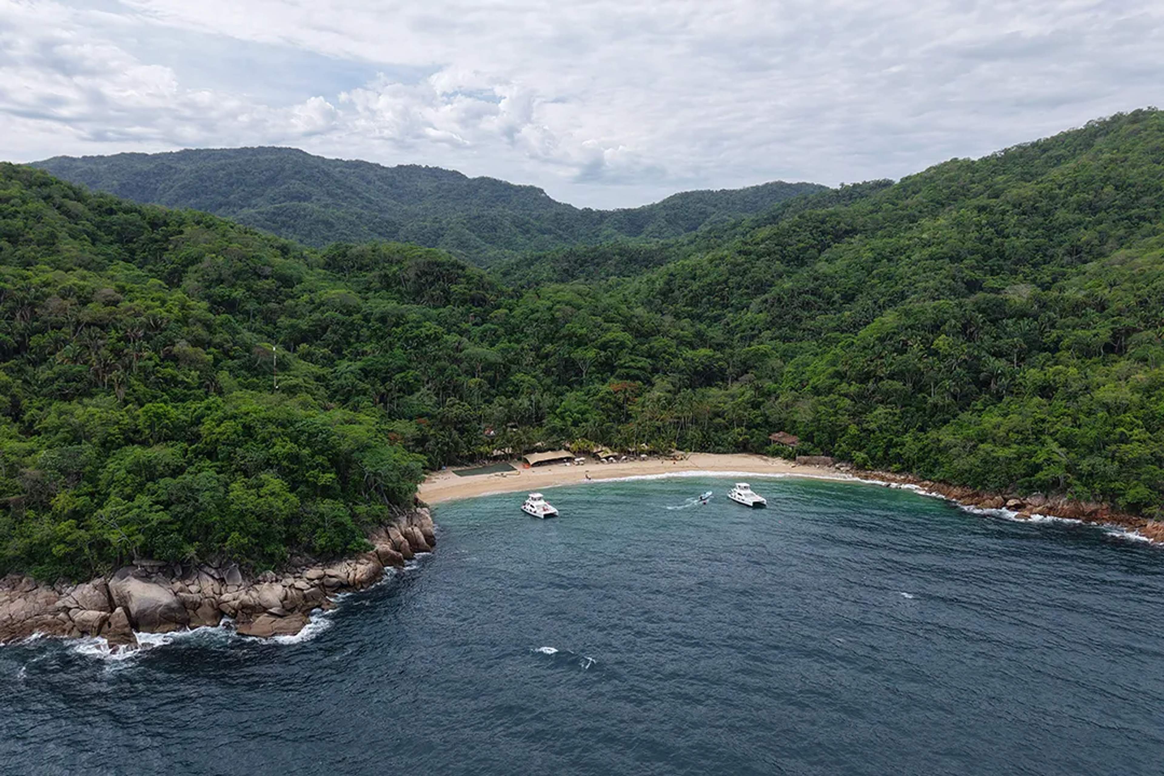 Playa escondida en Las Caletas, Puerto Vallarta con lanchas y selva, tour de Vallarta Adventures