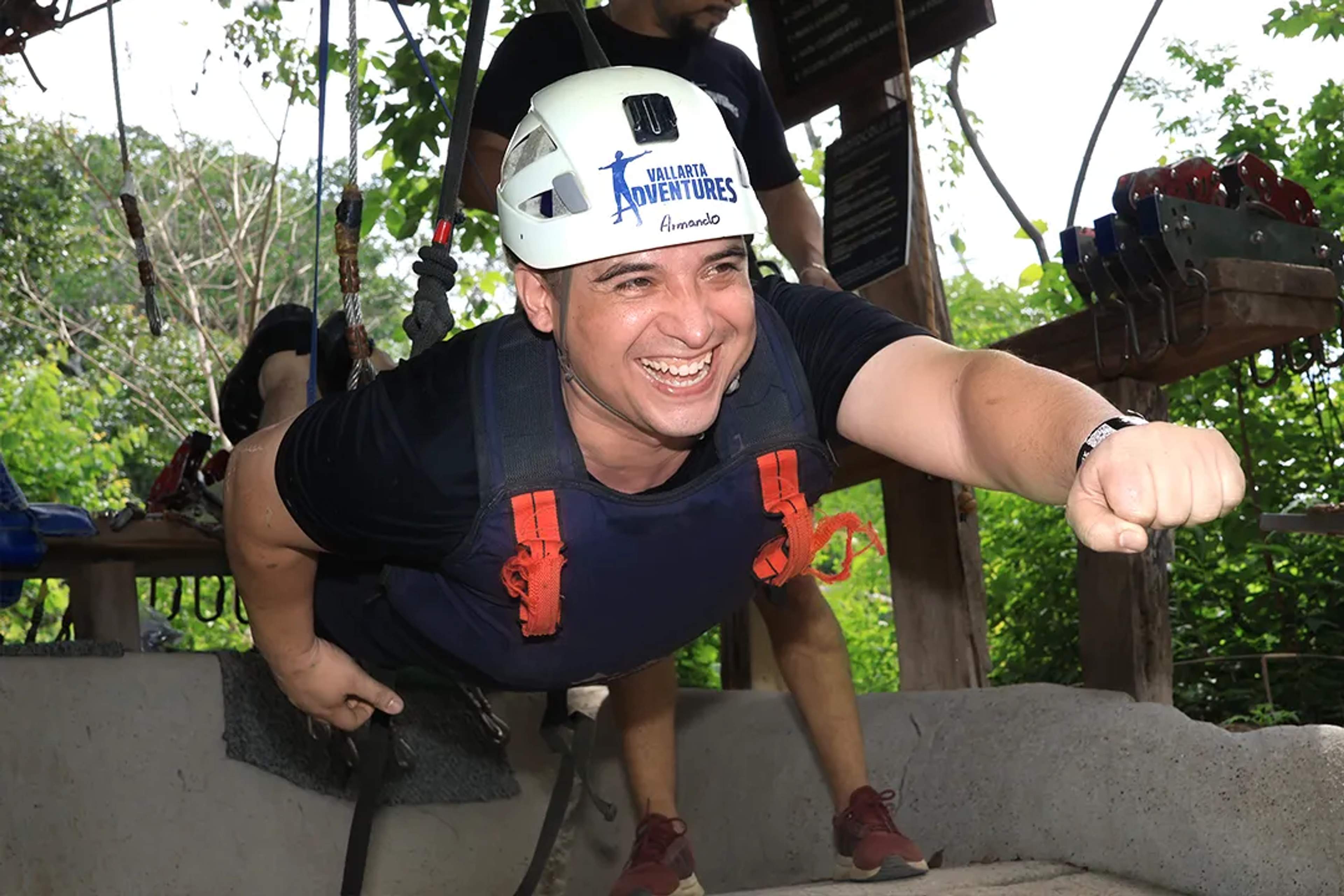 Aventurero sonriente se prepara para la tirolesa Superman, volando alto sobre la selva de Vallarta.