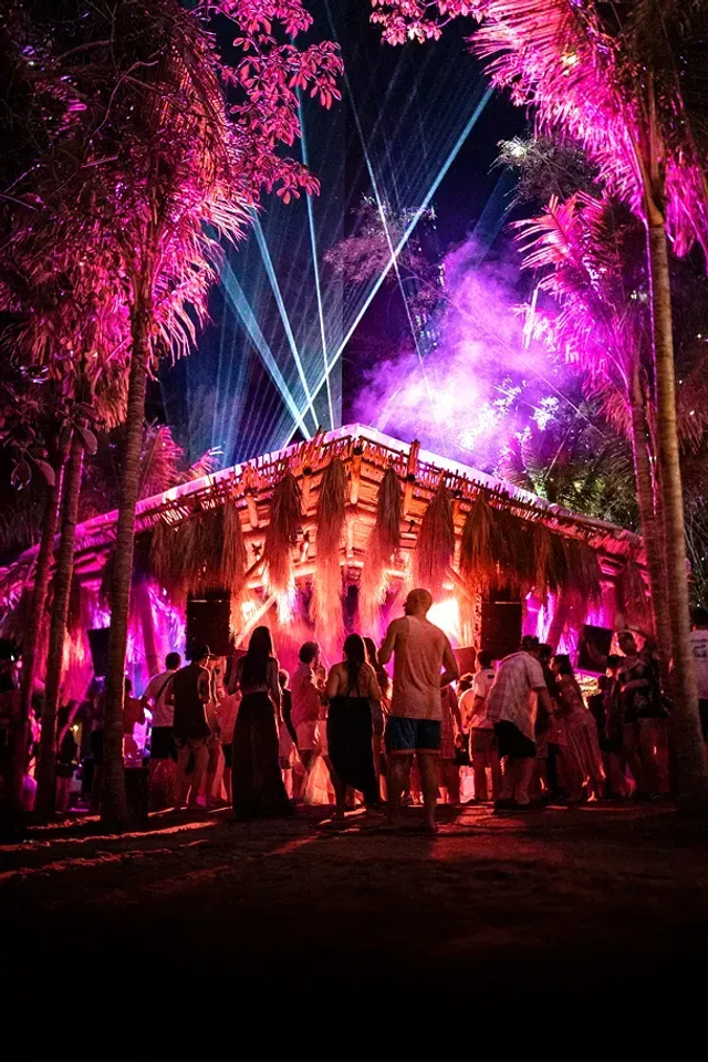 DJ tocando en Majahuitas durante la mejor Fiesta de Año Nuevo en Puerto Vallarta 2024.