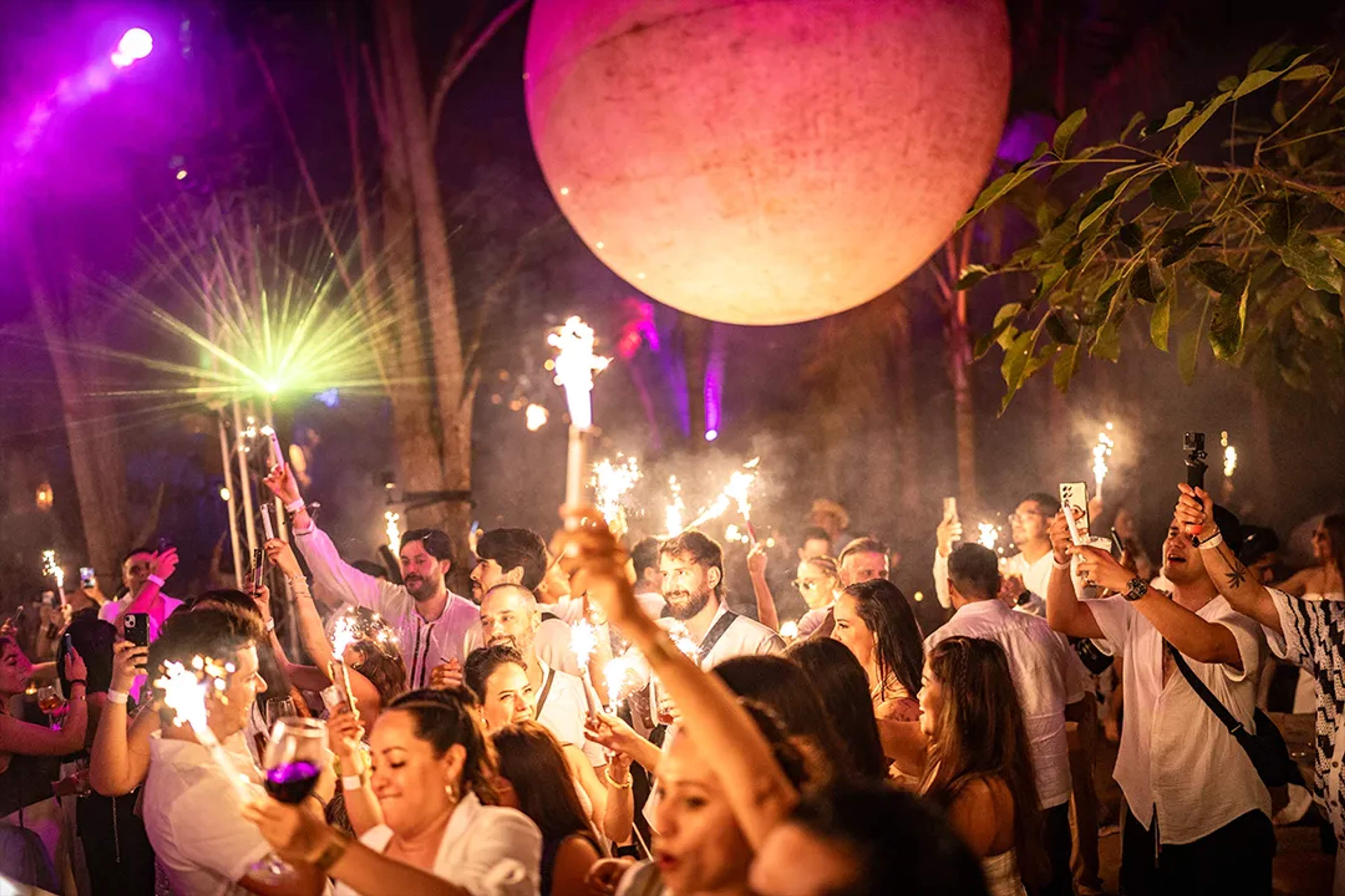 Fiesta de Año Nuevo en Majahuitas Puerto Vallarta con bengalas, DJ, selva tropical y energía vibrante nocturna
