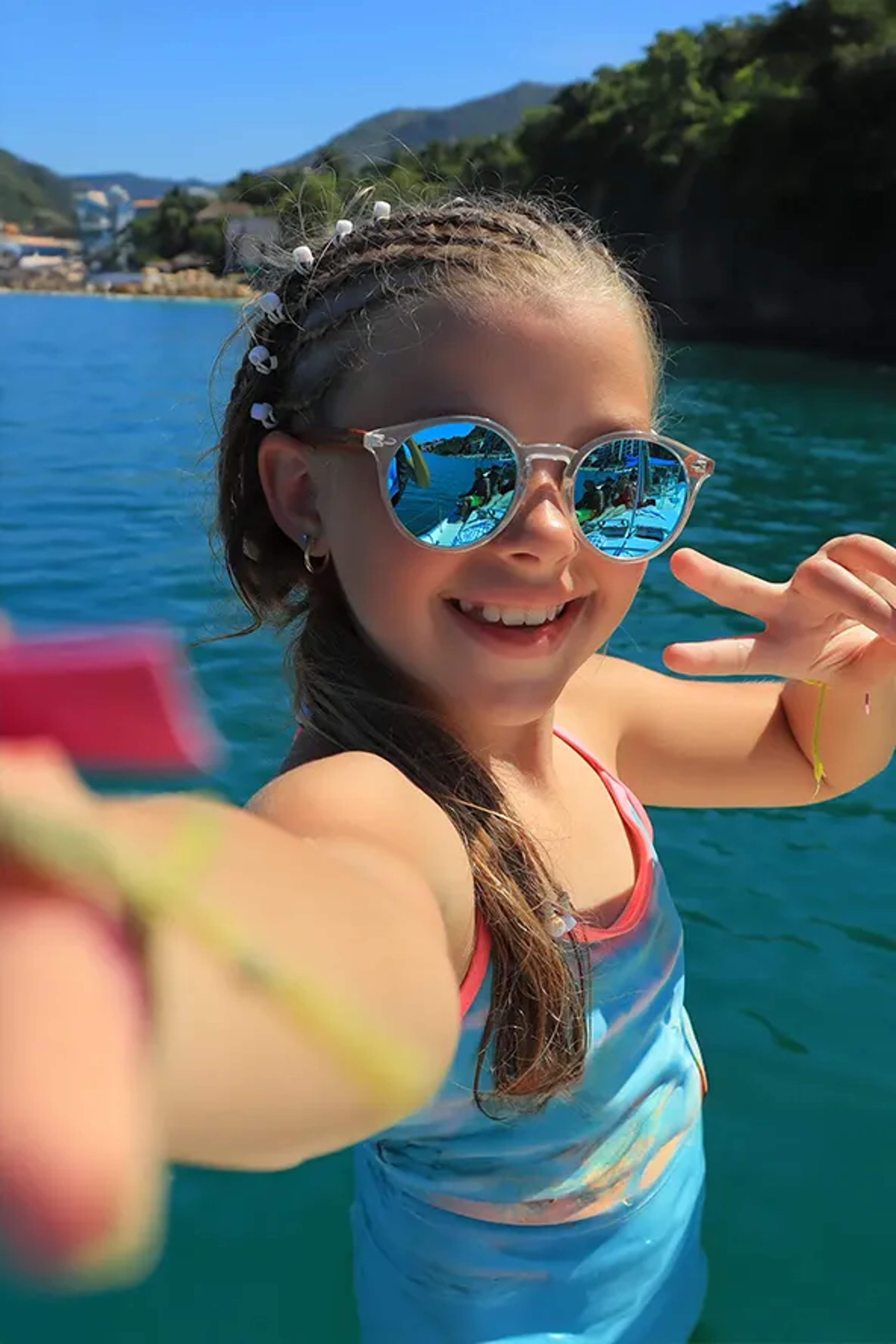 Niña tomándose una selfie durante el tour familiar a Las Caletas en Puerto Vallarta, con paddleboard