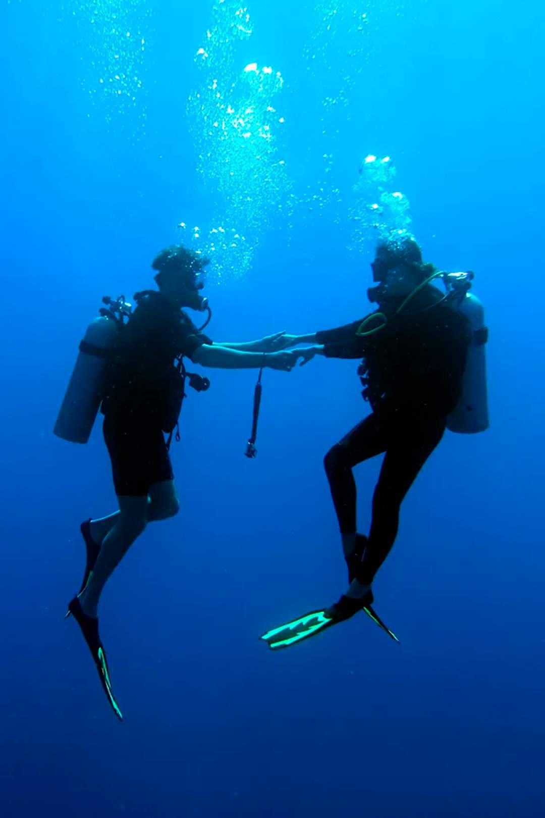 Instructor PADI en Puerto Vallarta brindando un curso Refresher para repasar conocimientos de buceo.
