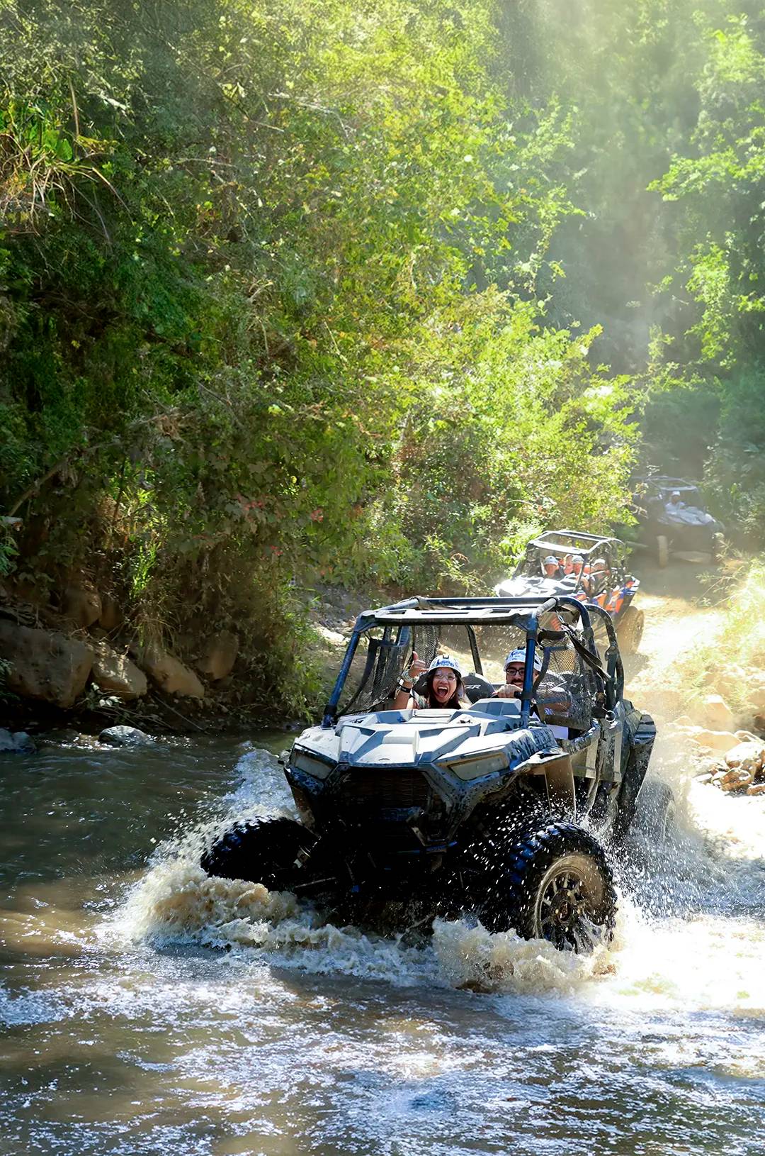 ATV en Puerto Vallarta cruzando un arroyo como parte de un emocionante Paquete de Tours.