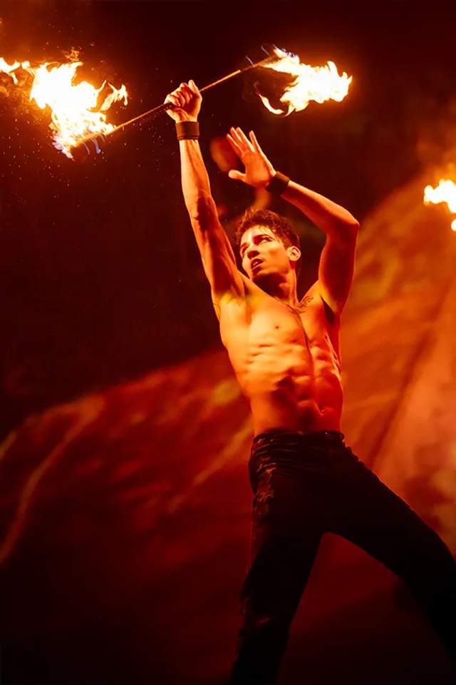 Artista de fuego en Ritmos de la Noche VIP, Año Nuevo en Puerto Vallarta con Vallarta Adventures