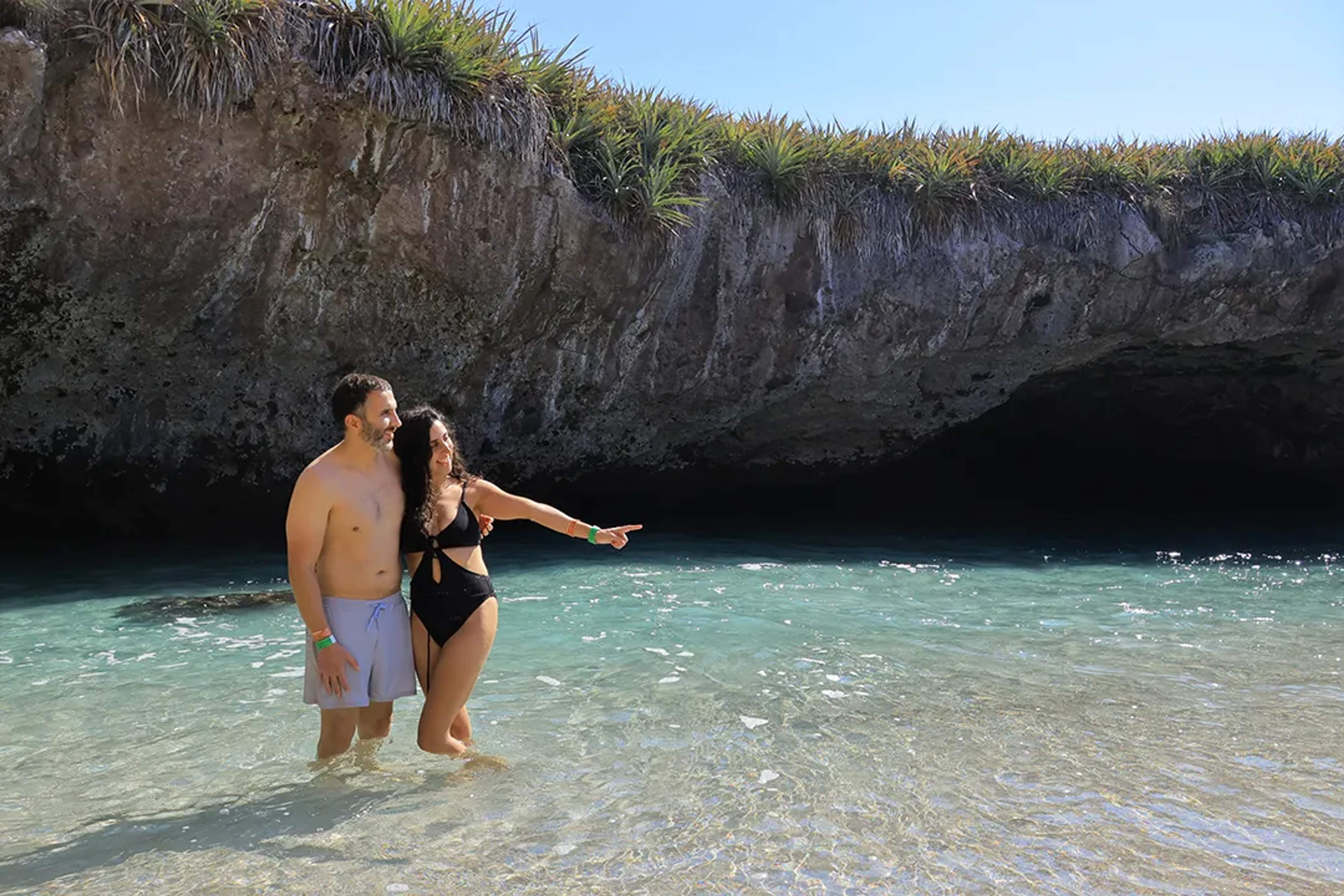 Pareja nadando en la Playa Escondida de Islas Marietas, Puerto Vallarta, México — escape romántico en el paraíso.