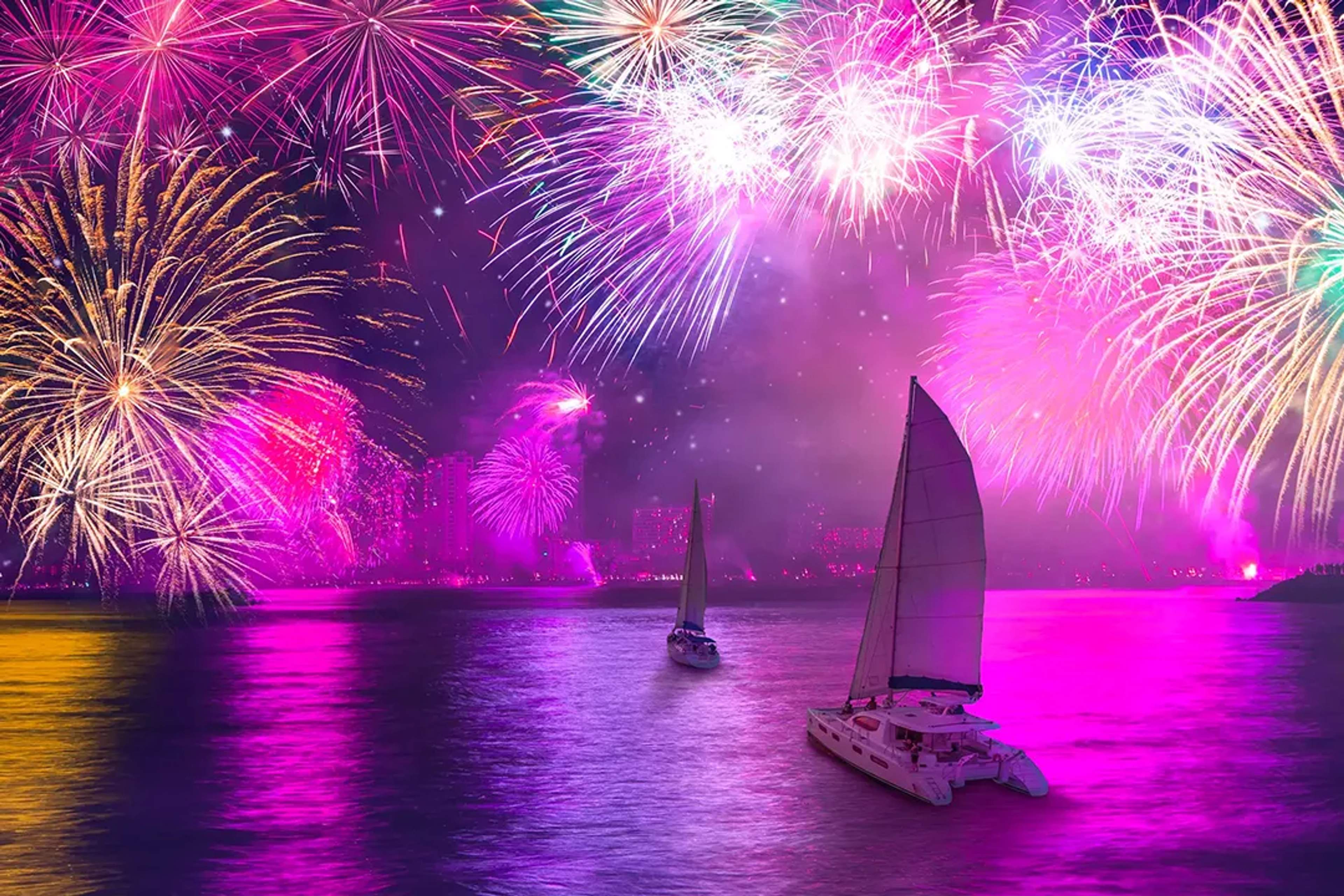 Fuegos artificiales de Año Nuevo iluminan la Bahía de Banderas con veleros celebrando en Puerto Vallarta