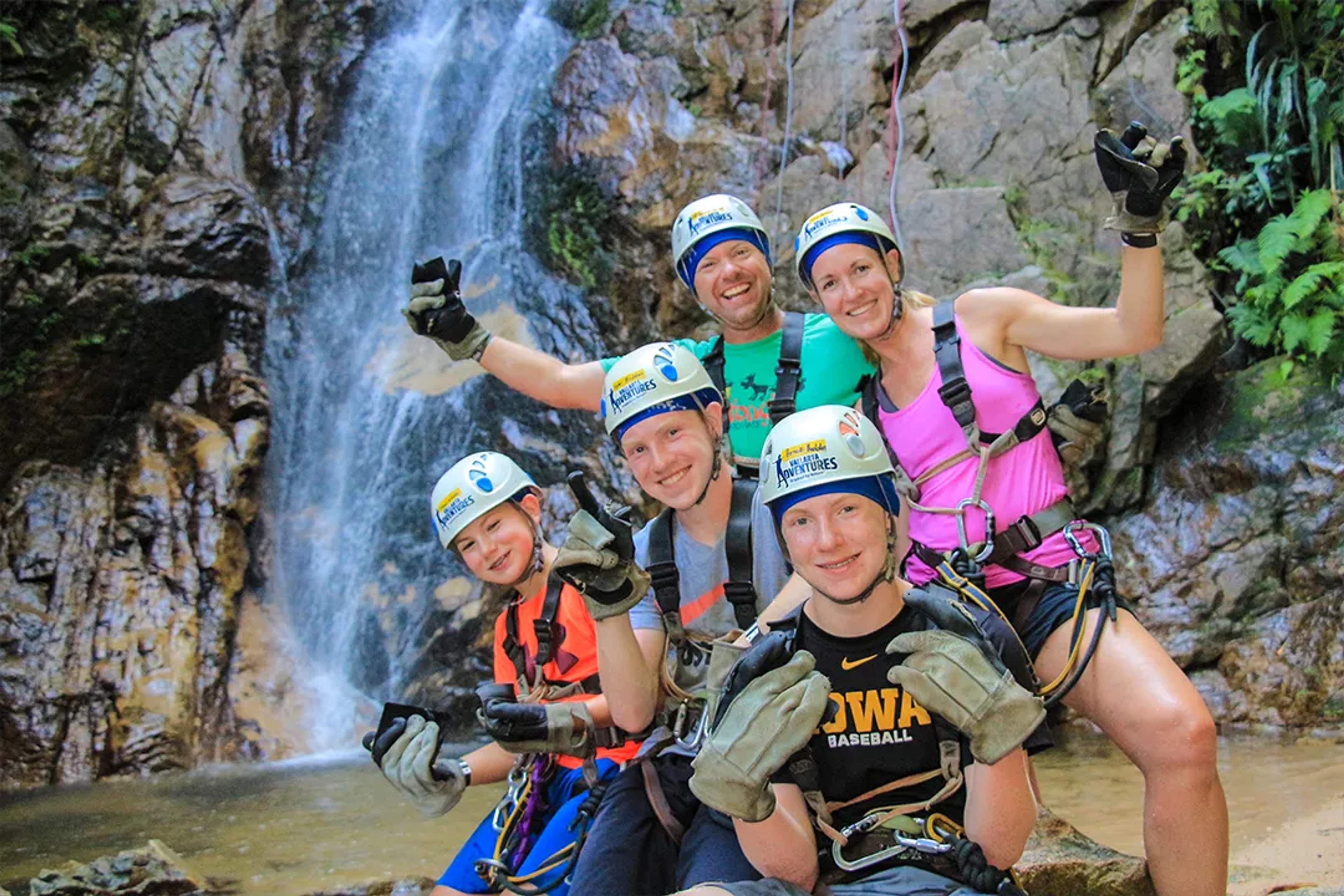 Familia en Outdoor Adventure en la selva de Puerto Vallarta junto a una cascada, con Vallarta Adventures